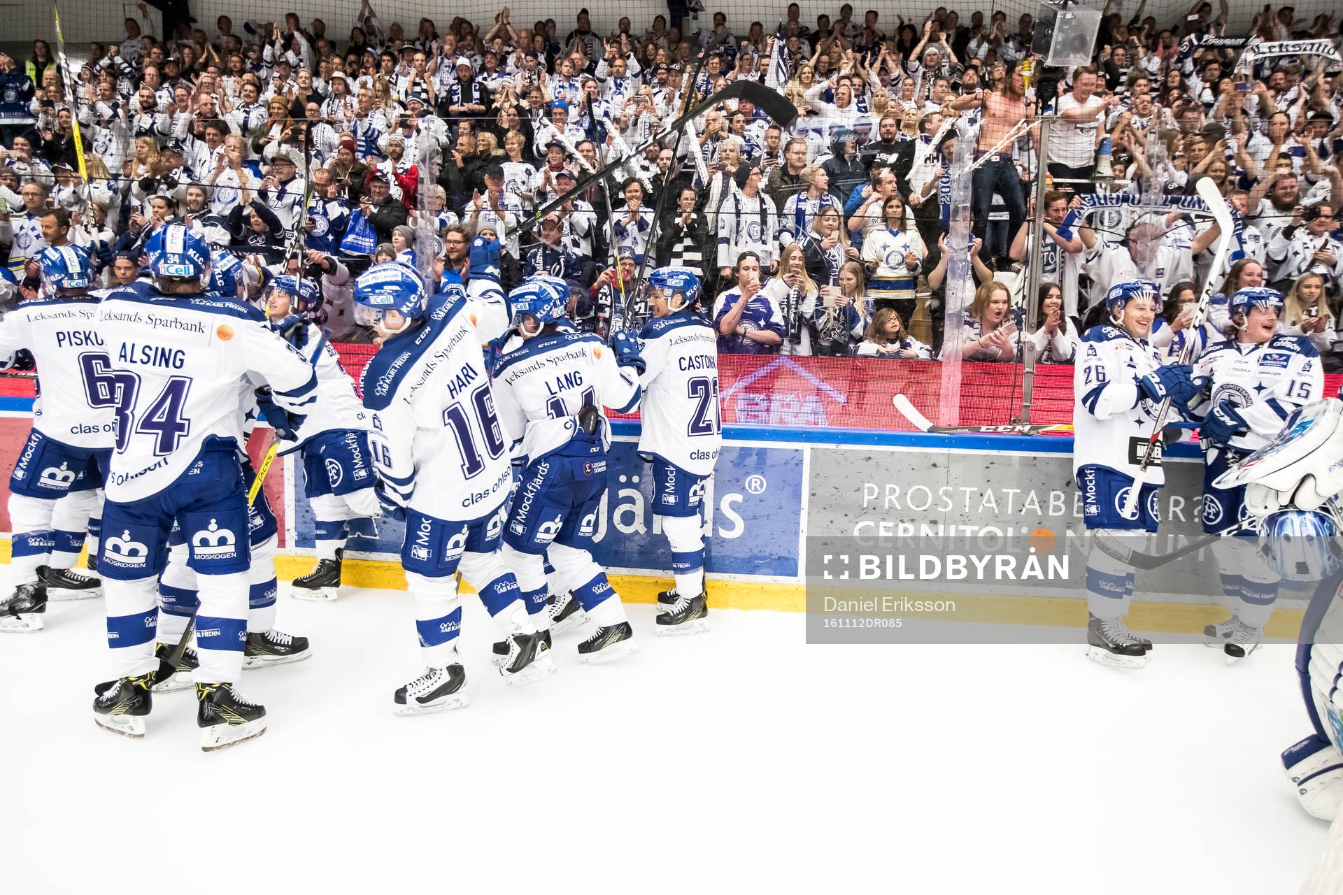Leksands spelarna tackar och jublar