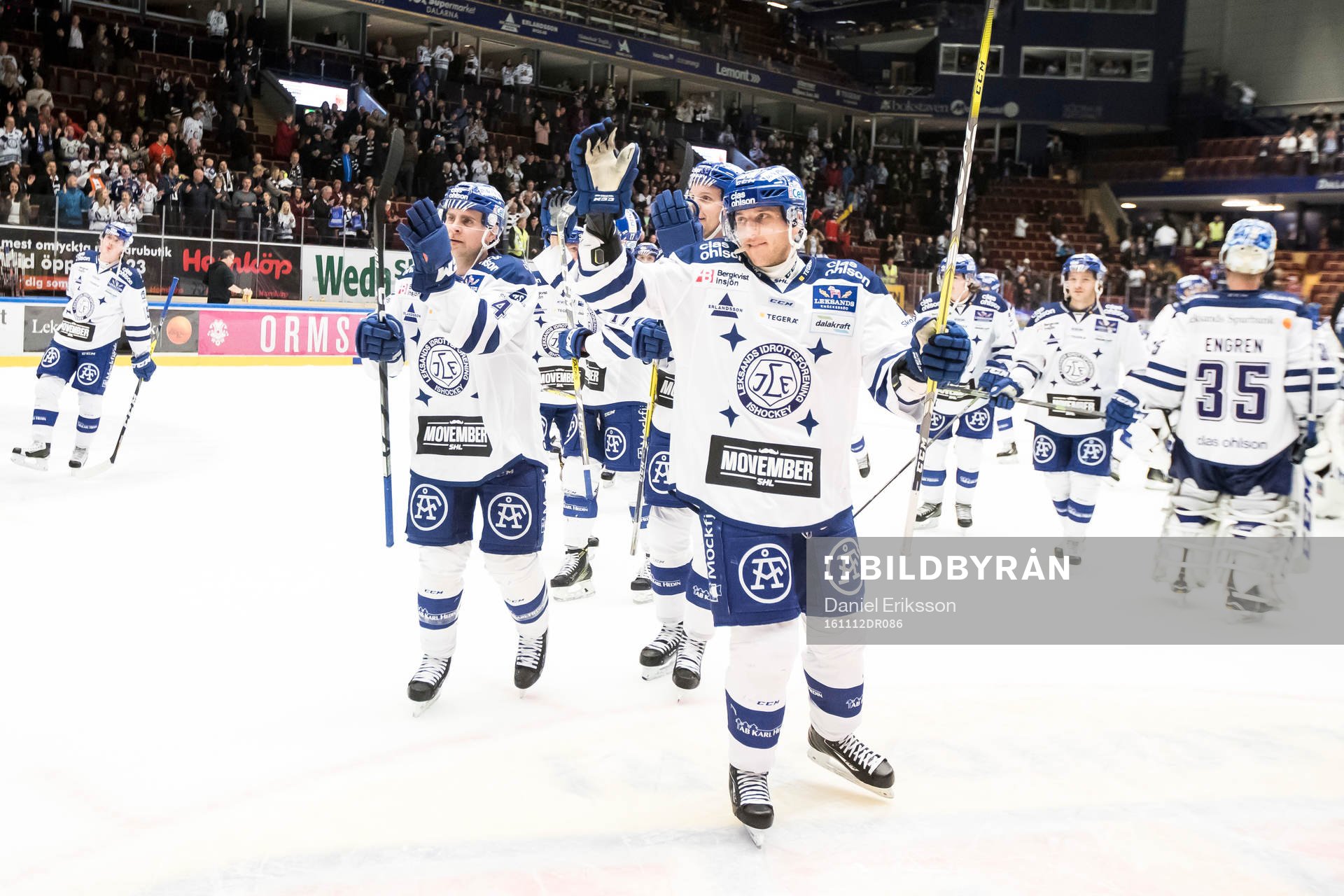 Leksands spelarna tackar och jublar