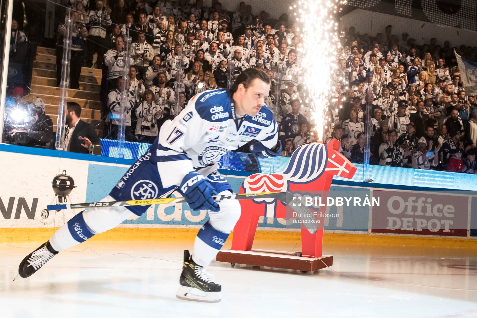 Leksands Jesper Ollas gör entre i ishockeymatchen i SHL