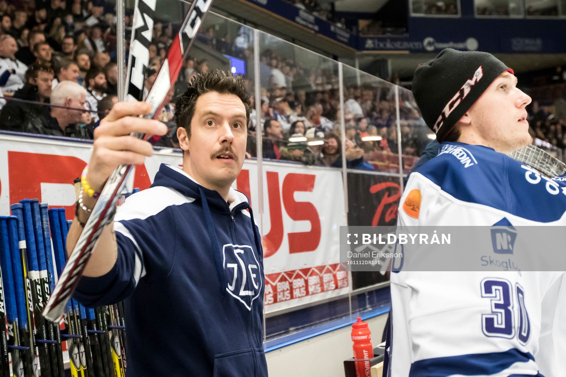 Leksands materialförvaltare Johan Bonde i ishockeymatchen
