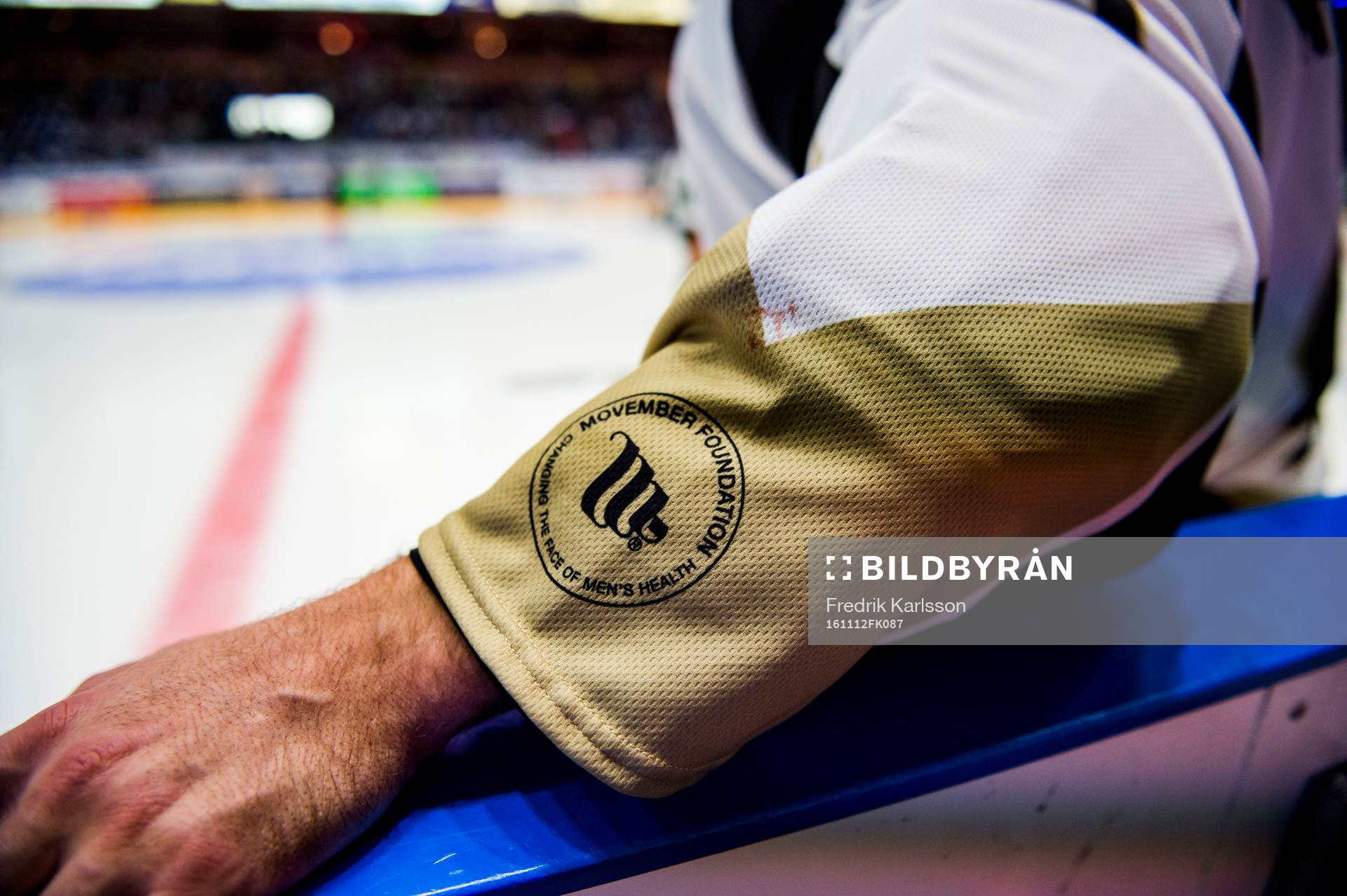 En Malmö Redhawks spelare med Movember logotypen på