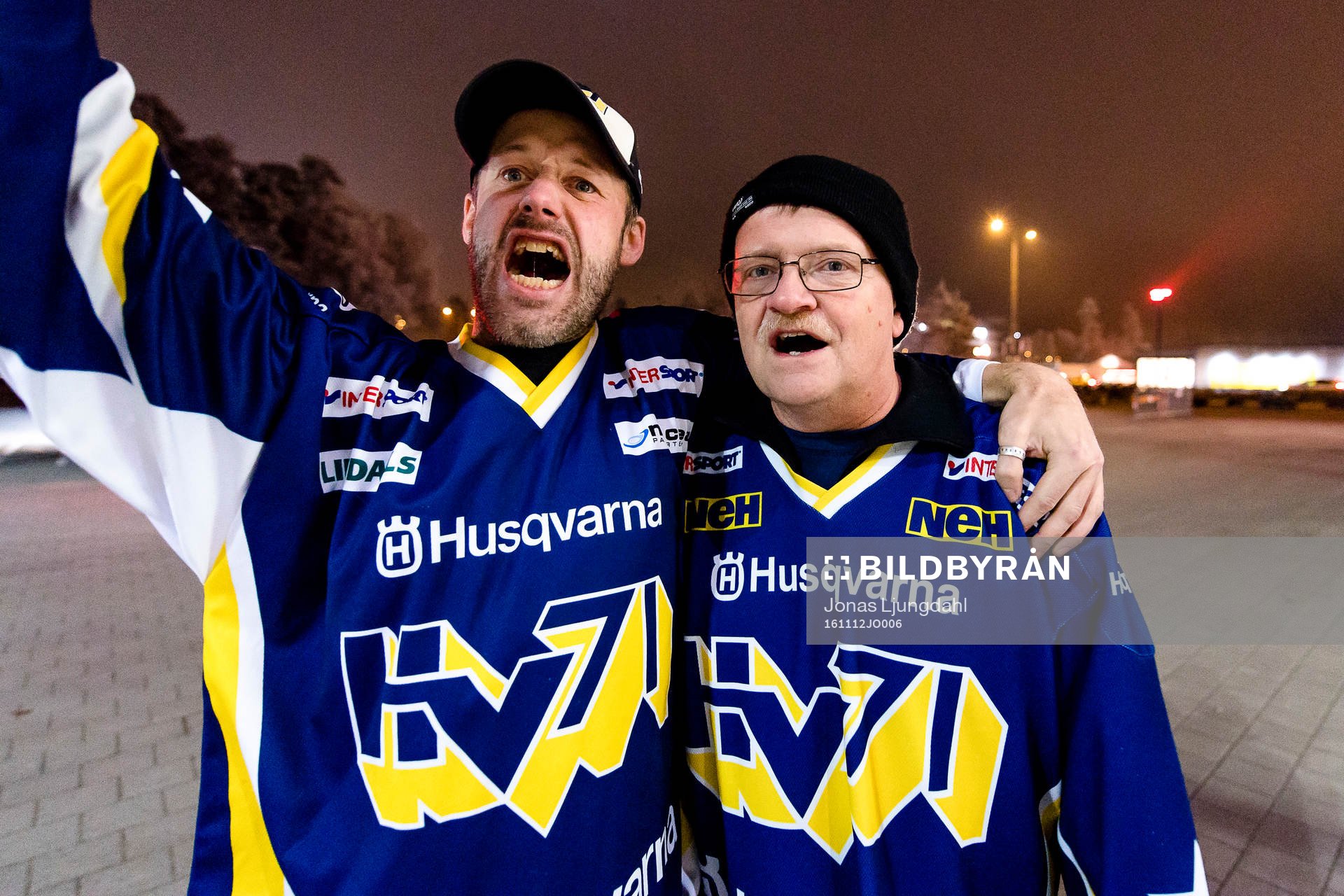 Supportrar till HV71 jublar före ishockeymatchen i SHL