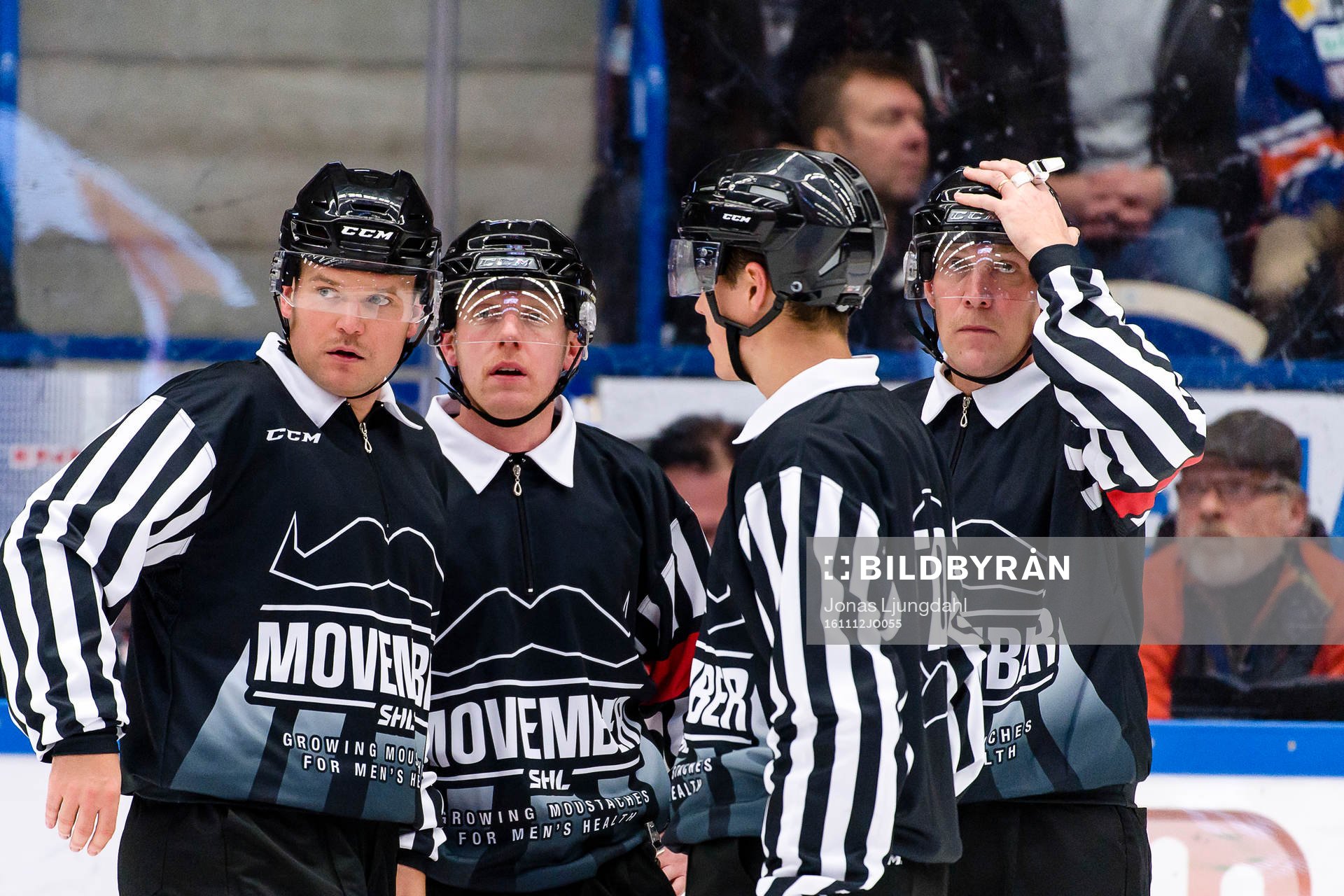 Domare Mikael Holm och Morgan Johansson med Linjemännen