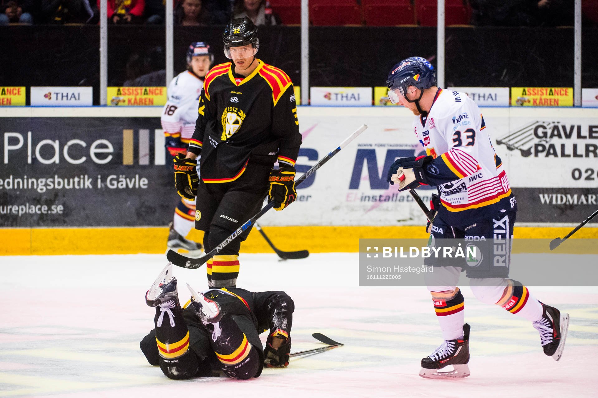 Djurgårdens Linus Hultström åker förbi Brynäs Jonathan