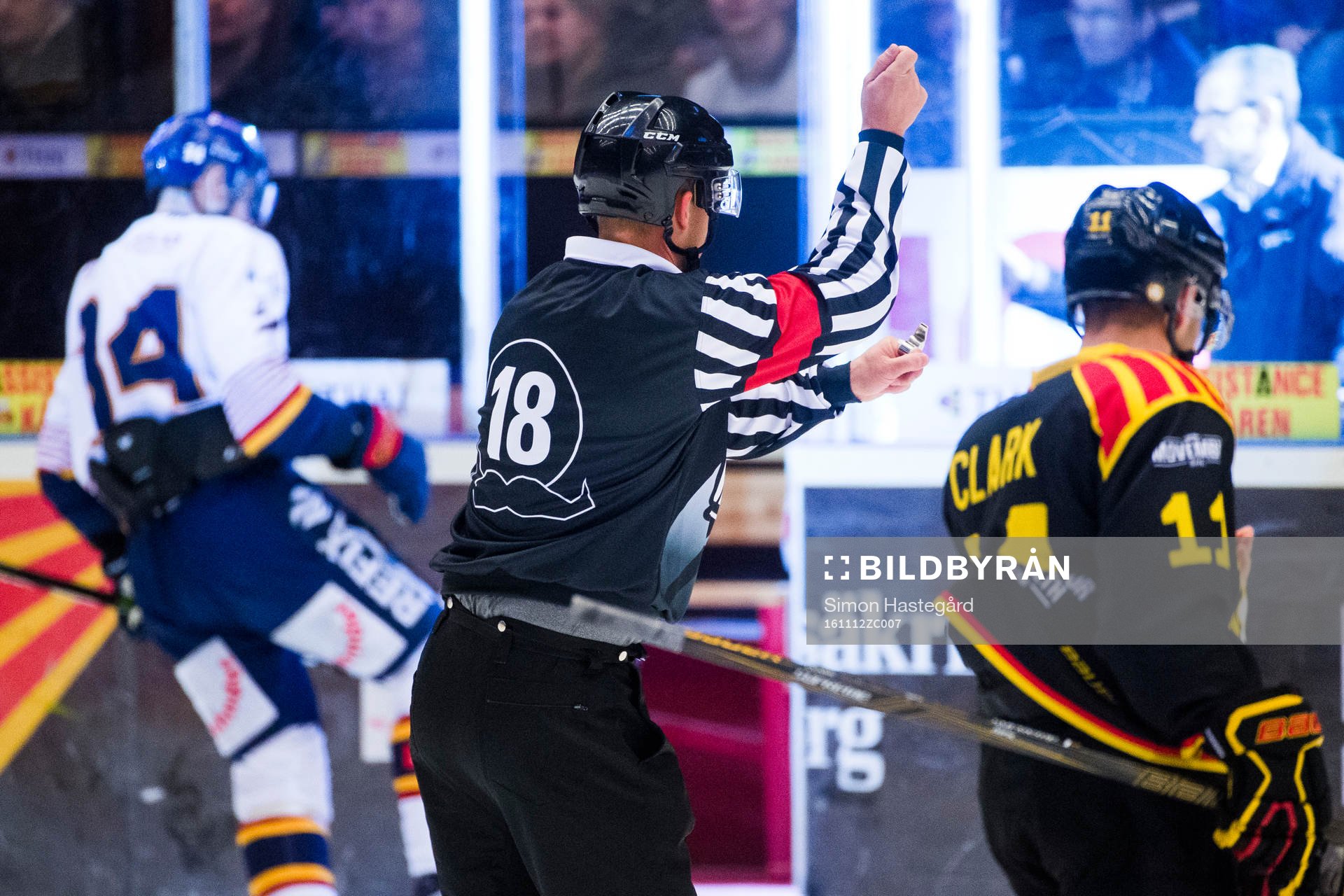 Djurgårdens Alexander Fällström utvisas av Domare Mikael