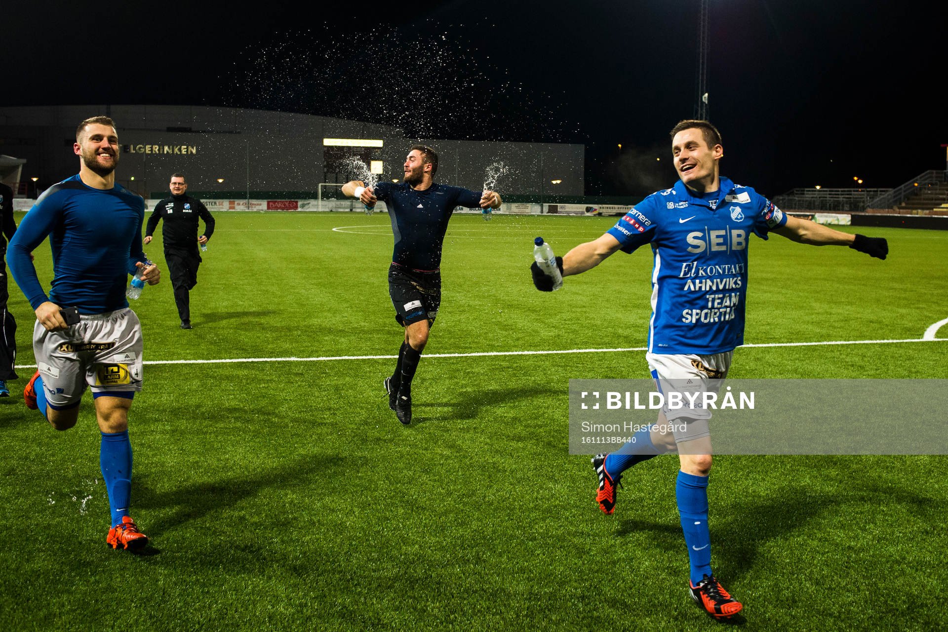 Norrbys spelare springer in på planen när Assyriskas