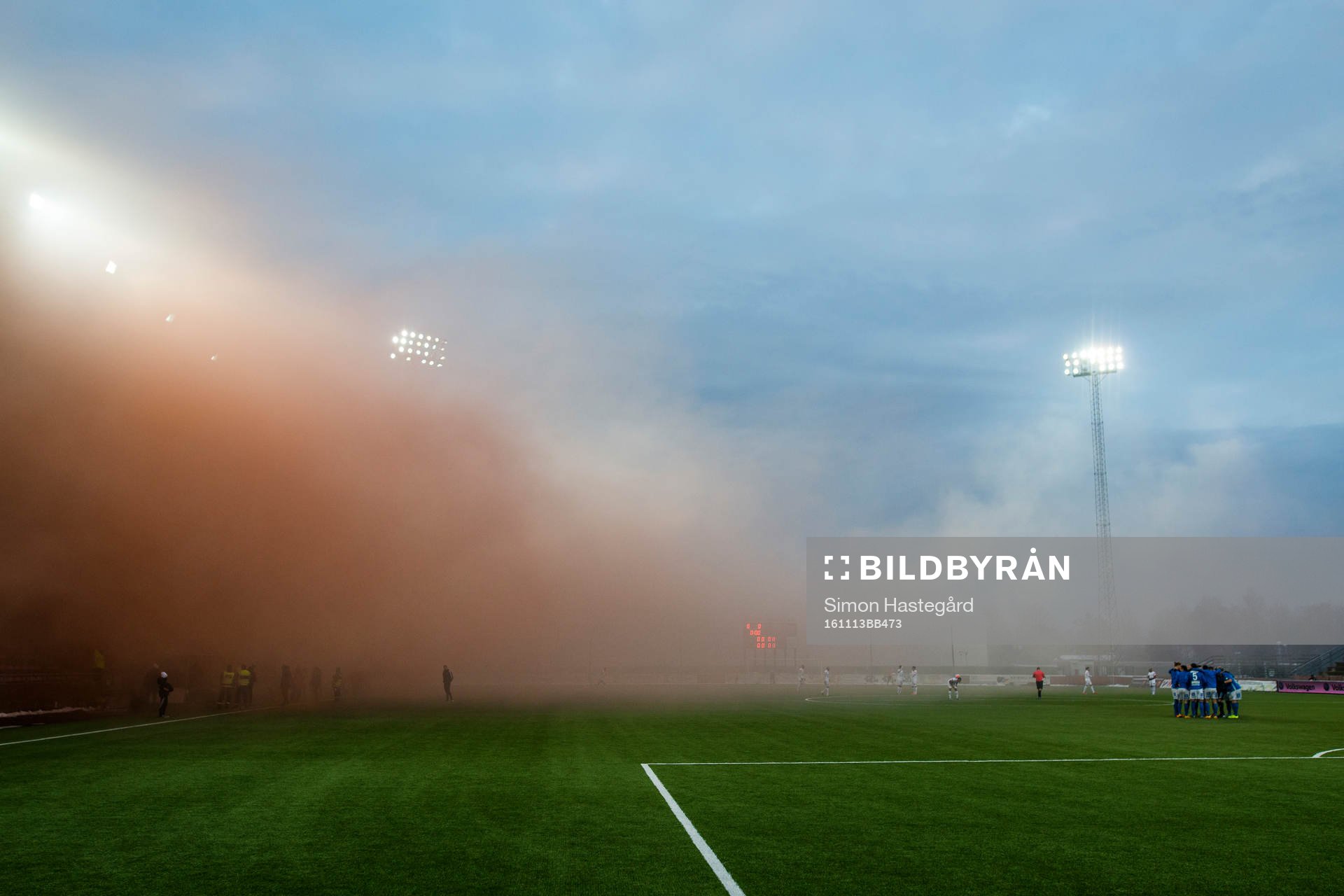 Rök från benglar före fotbollsmatchen i kvalet till