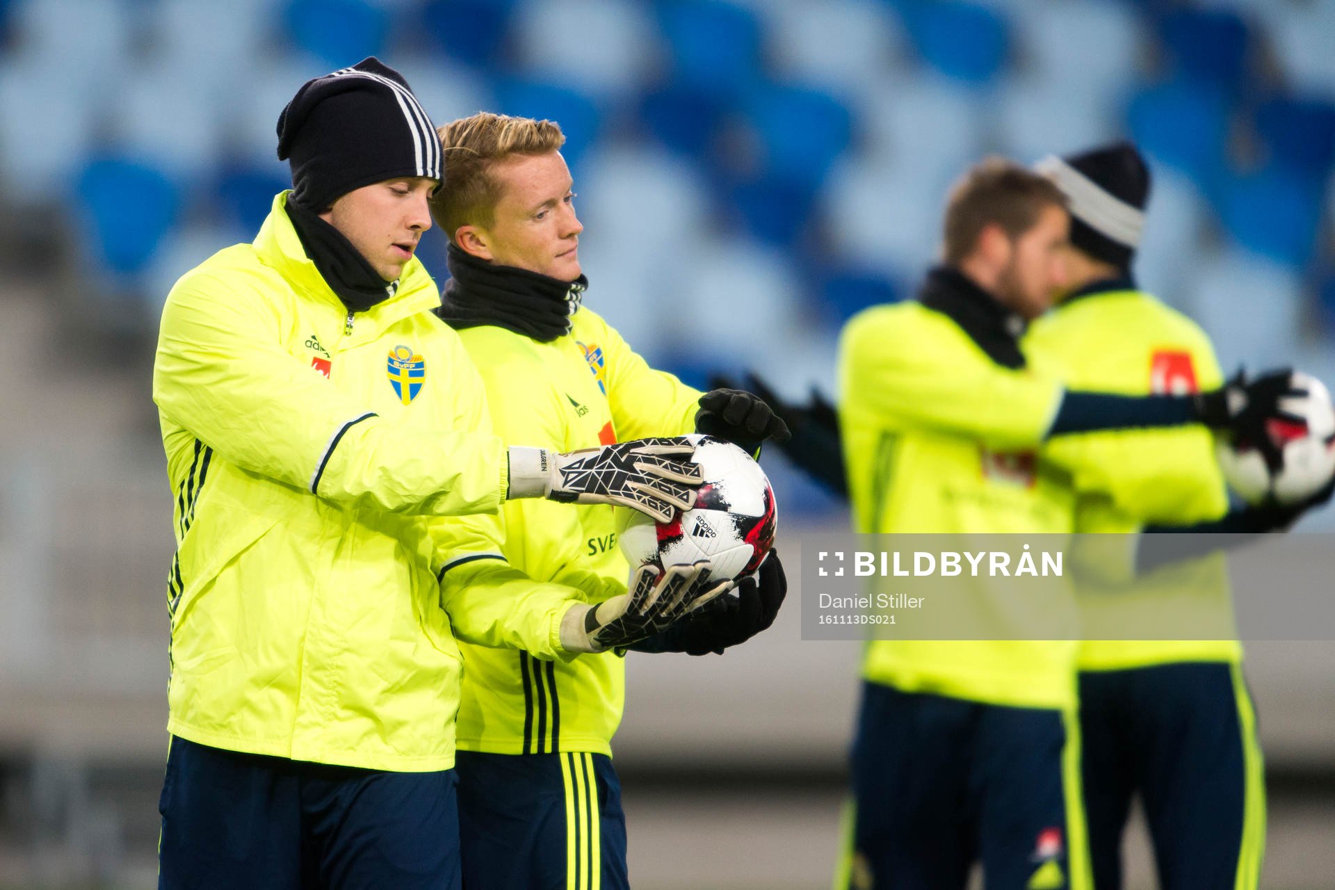 Sveriges målvakt Patrik Carlgren och Sam Larsson