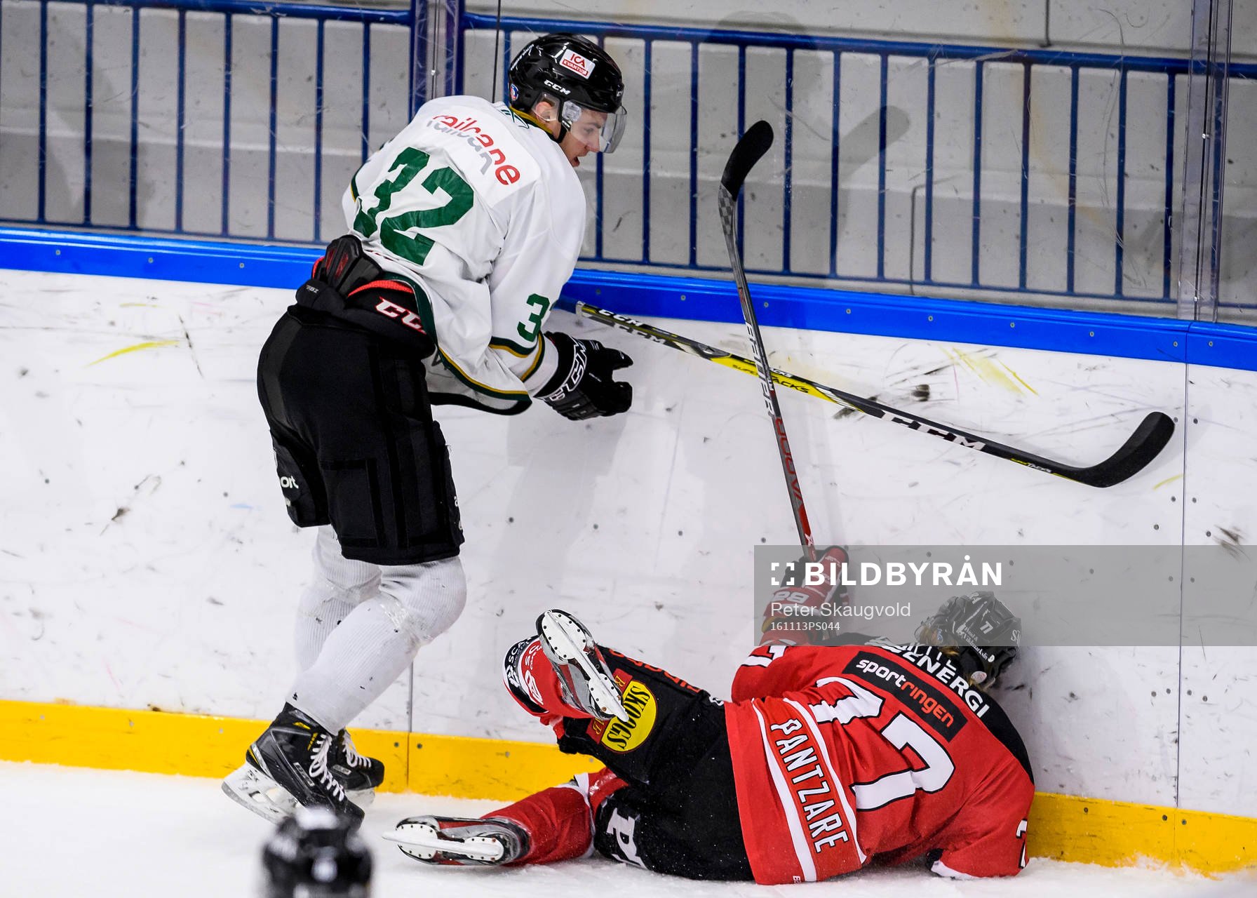 Sollefteås Johan Larsson tacklar omkull Piteås Isak