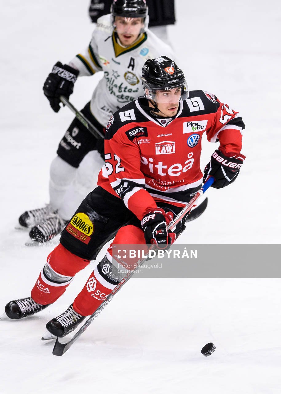Piteås August Tornberg med pucken