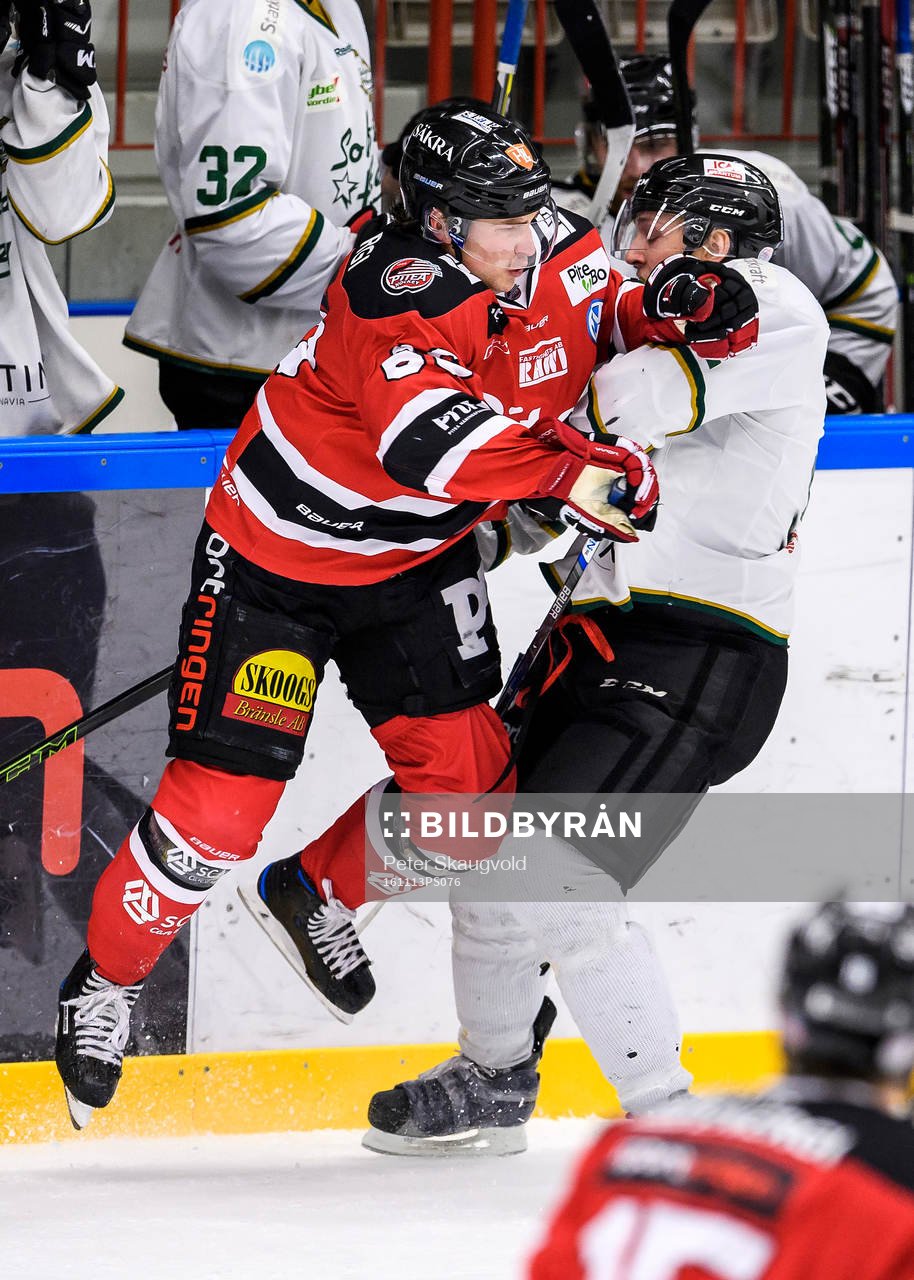 Piteås Erik Wikgren tacklar Sollefteås Tim Werner