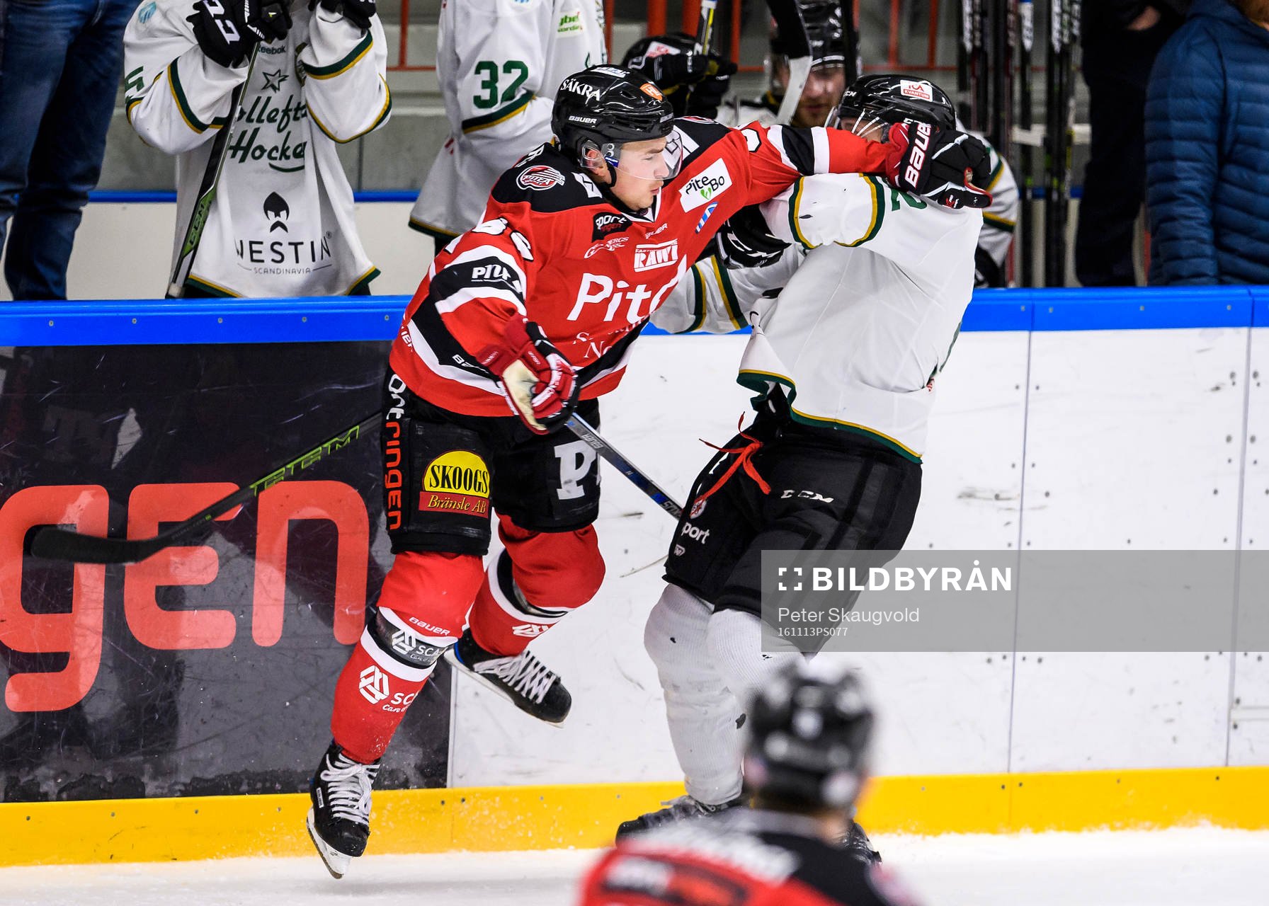 Piteås Erik Wikgren tacklar Sollefteås Tim Werner