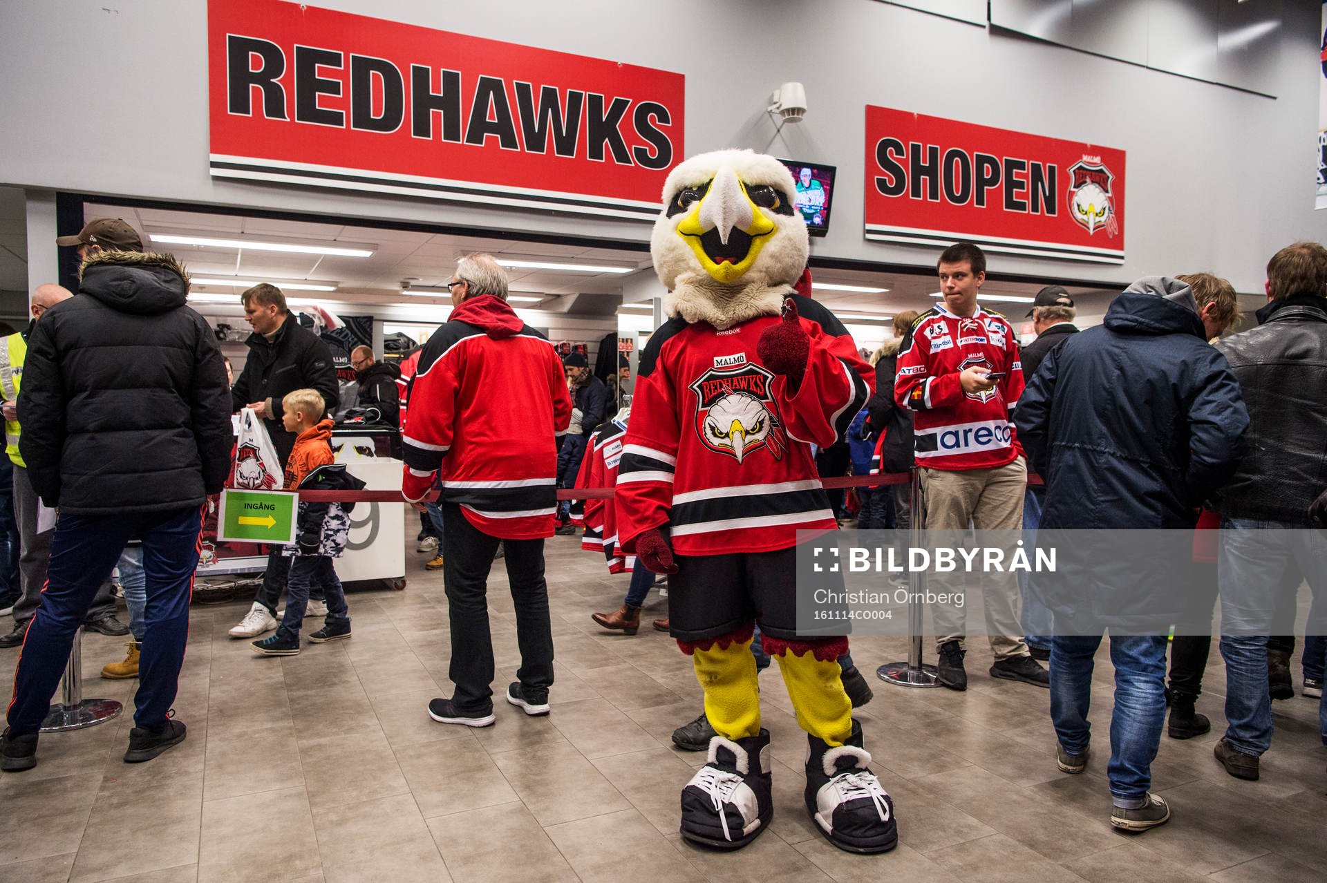 Malmö Redhawks maskot Hawkan innan ishockeymatchen i SHL