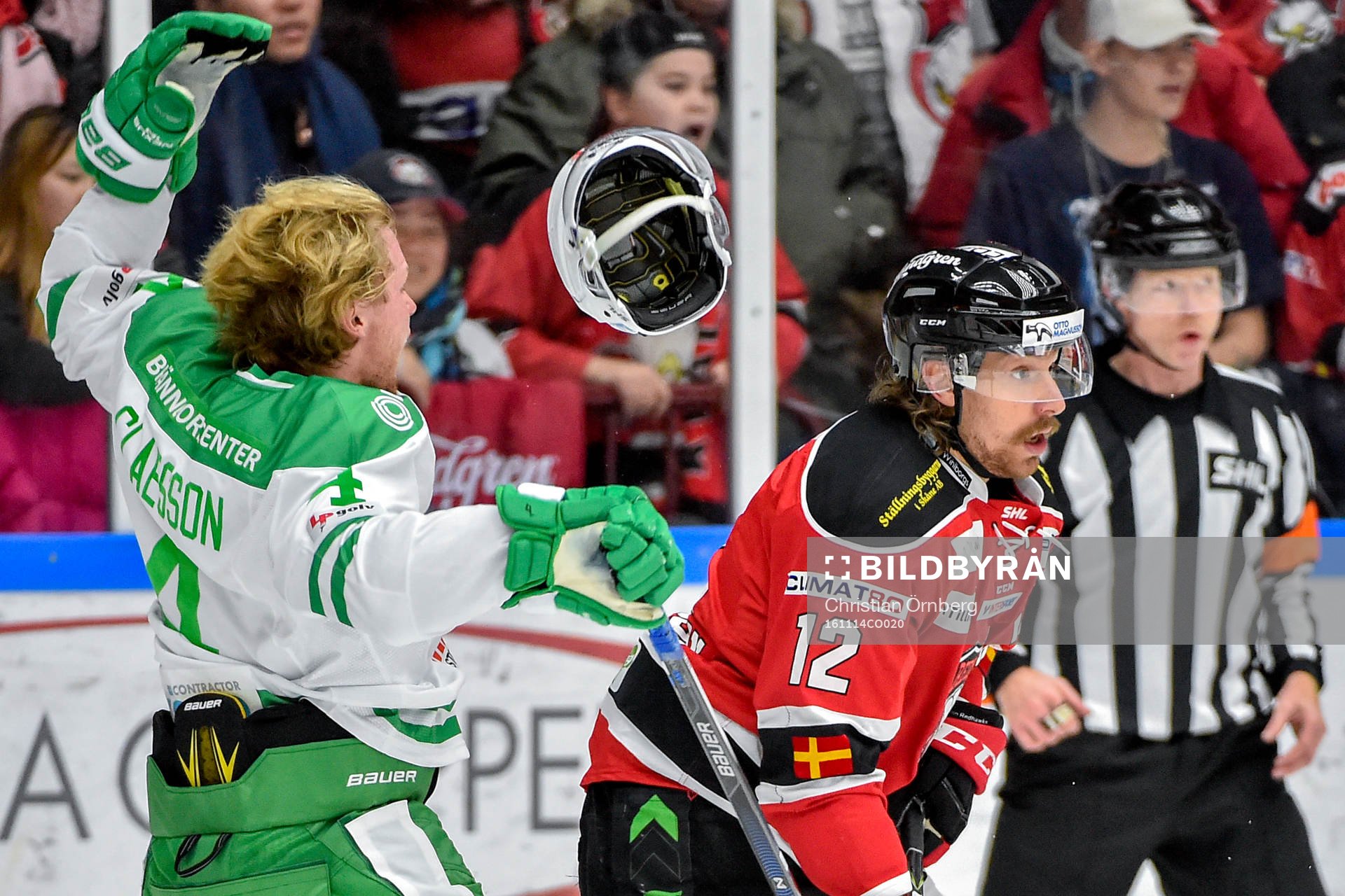 Hjälmen åker av Rögles Ludvig Claesson i en närkamp med