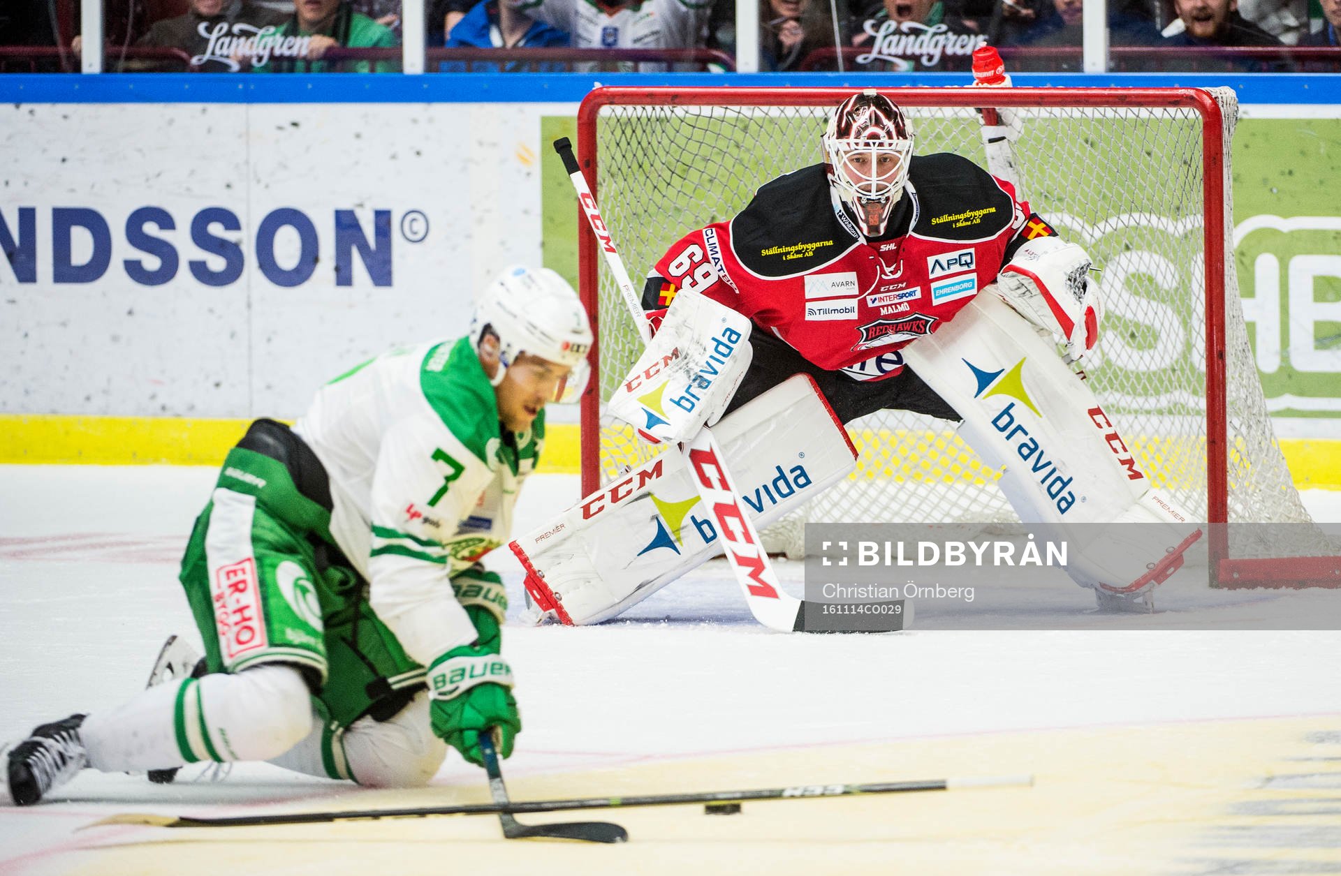 Rögles Patrik Cehlin mot Malmö Redhawks målvakt Oscar