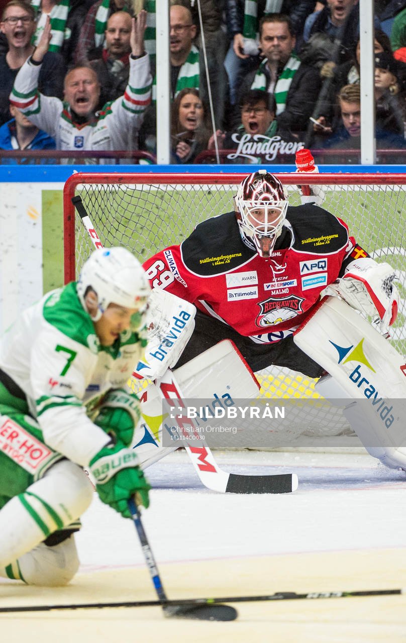 Rögles Patrik Cehlin mot Malmö Redhawks målvakt Oscar