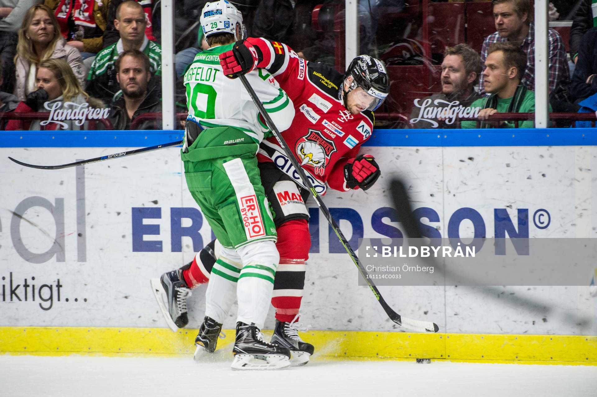 Rögles Ludvig Rensfeldt trycker till Malmö Redhawks Noah
