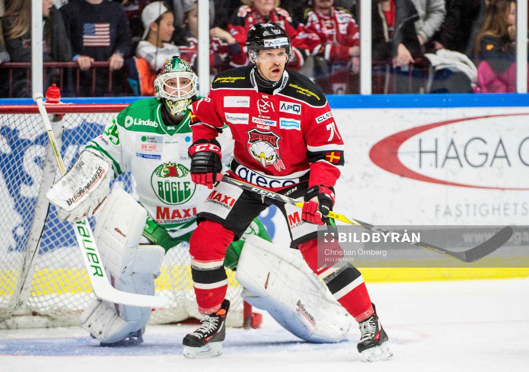 Malmö Redhawks Mathias Tjärnqvist framför Rögles