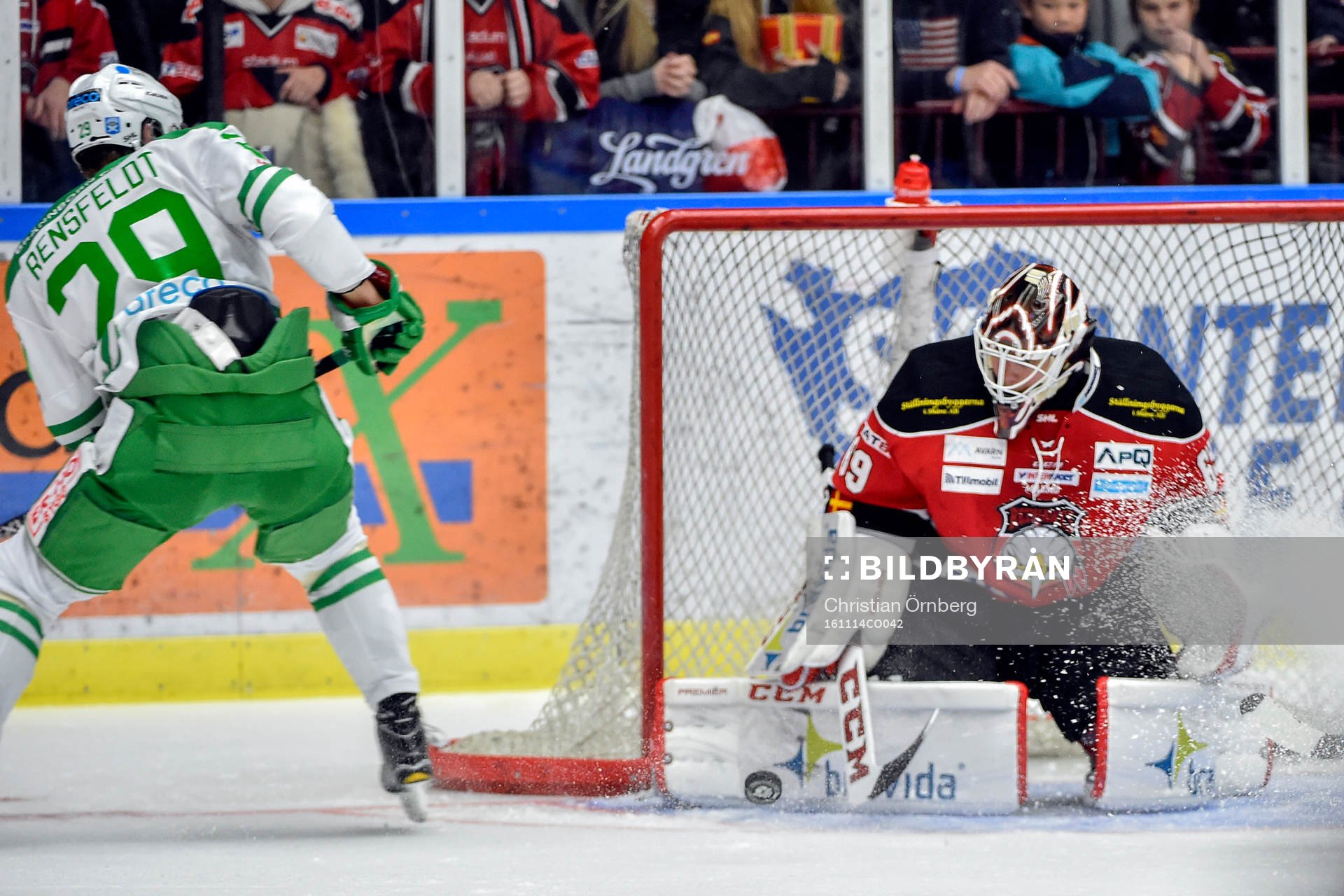 Rögles Ludvig Rensfeldt och Malmö Redhawks målvakt Oscar