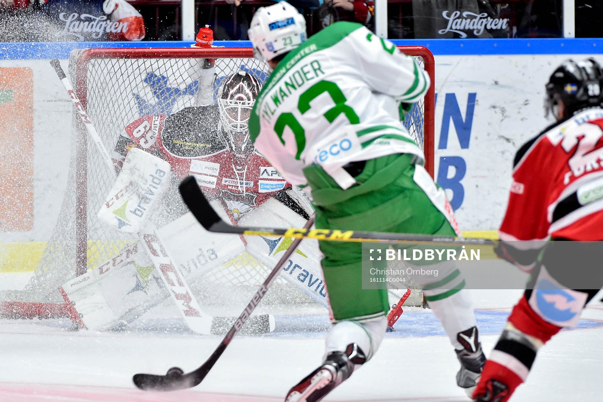 Rögles Daniel Sylwander och Malmö Redhawks målvakt Oscar