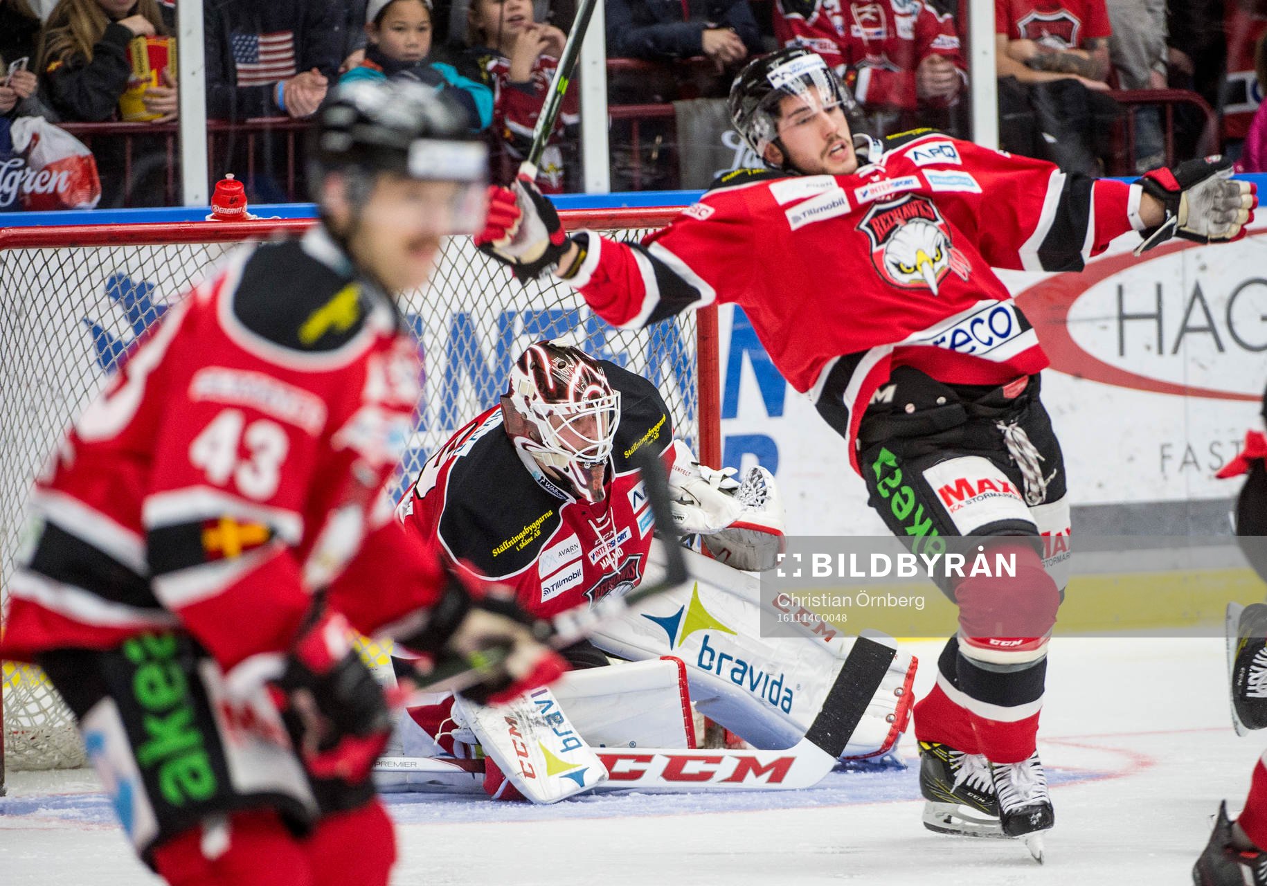 Malmö Redhawks målvakt Oscar Alsenfelt försöker få fri