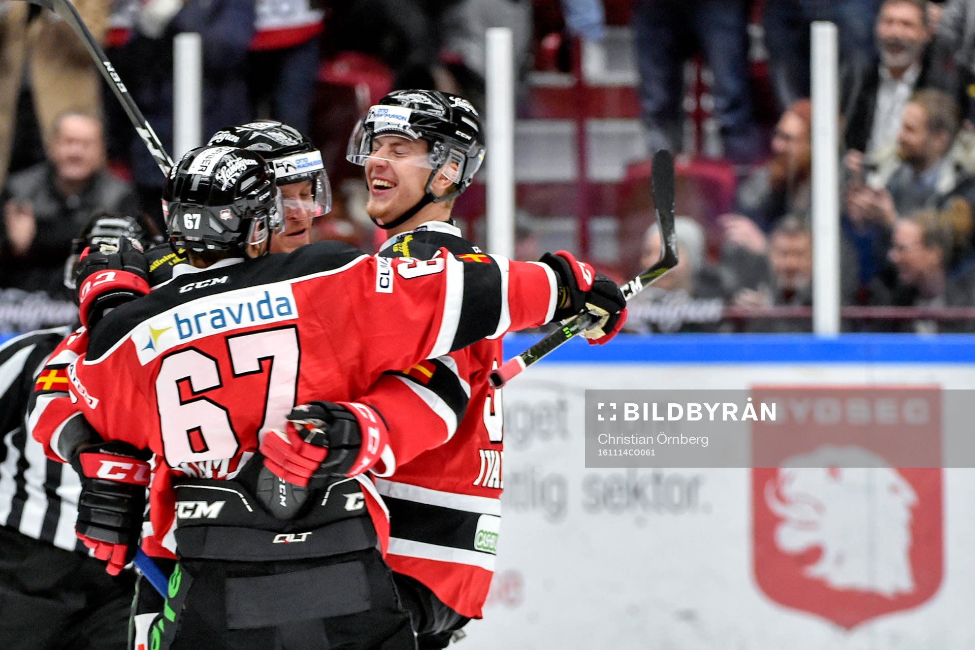 Malmö Redhawks Johan Ivarsson jublar med lagkamrater