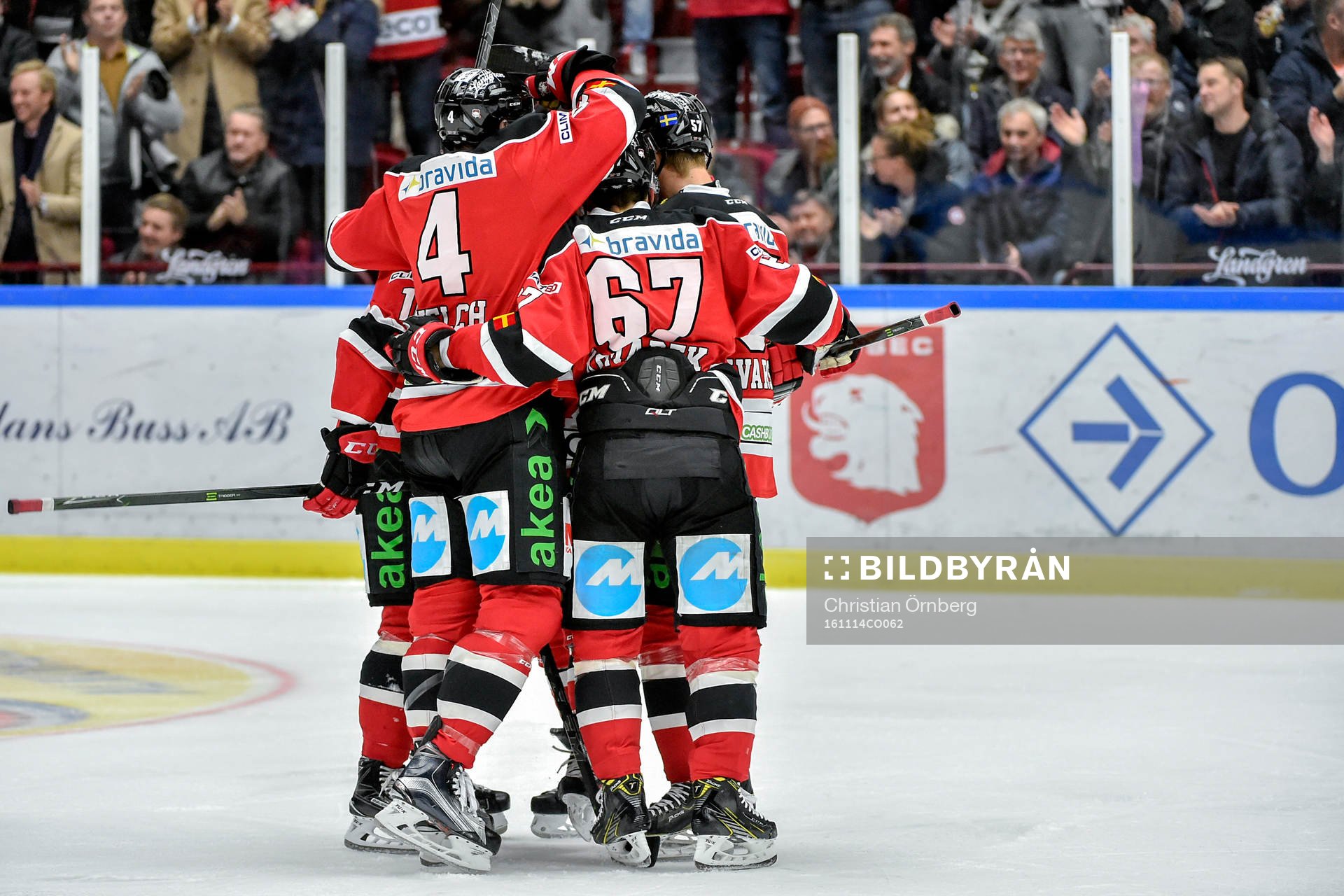 Malmö Redhawks Johan Ivarsson jublar med lagkamrater