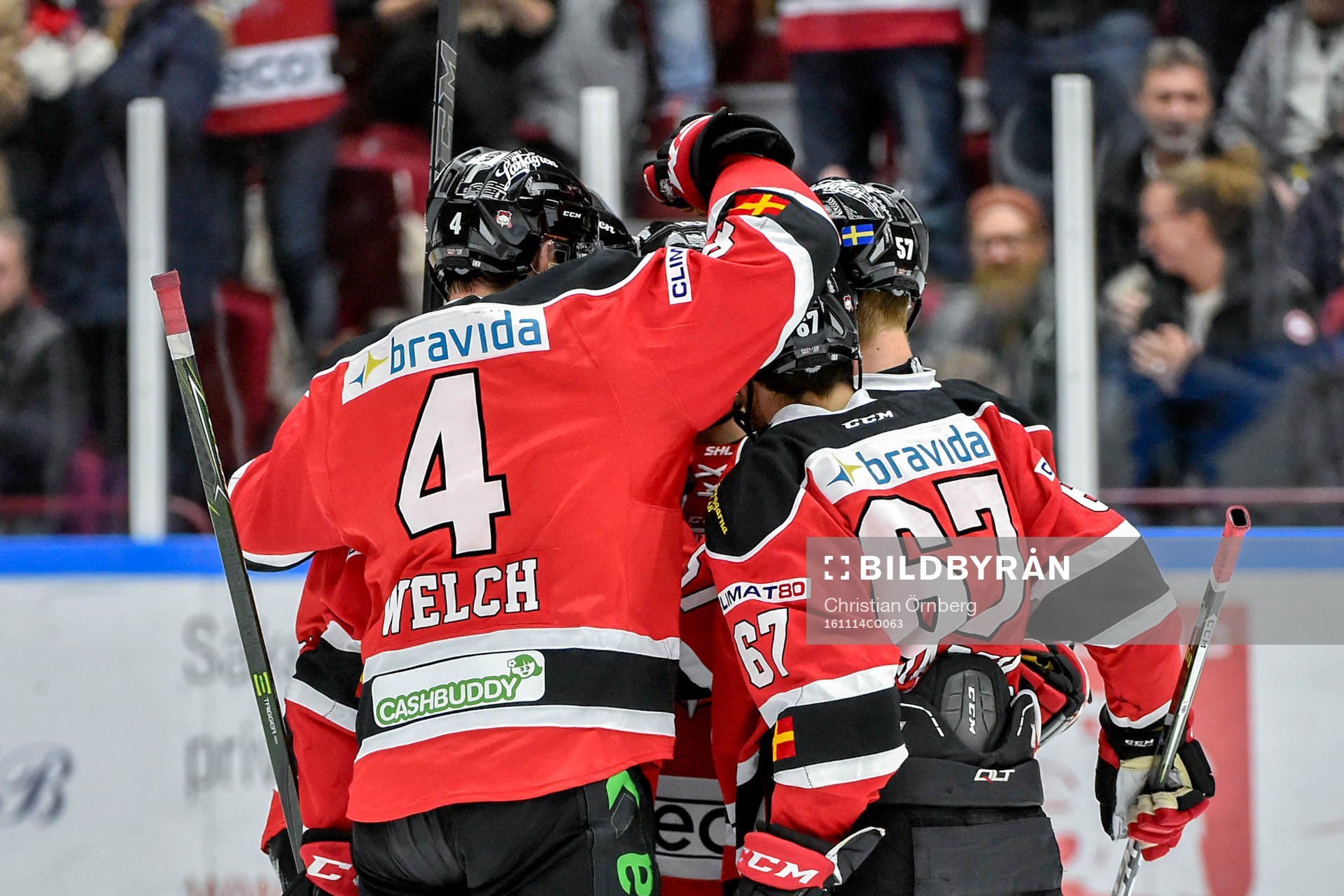 Malmö Redhawks Johan Ivarsson jublar med lagkamrater