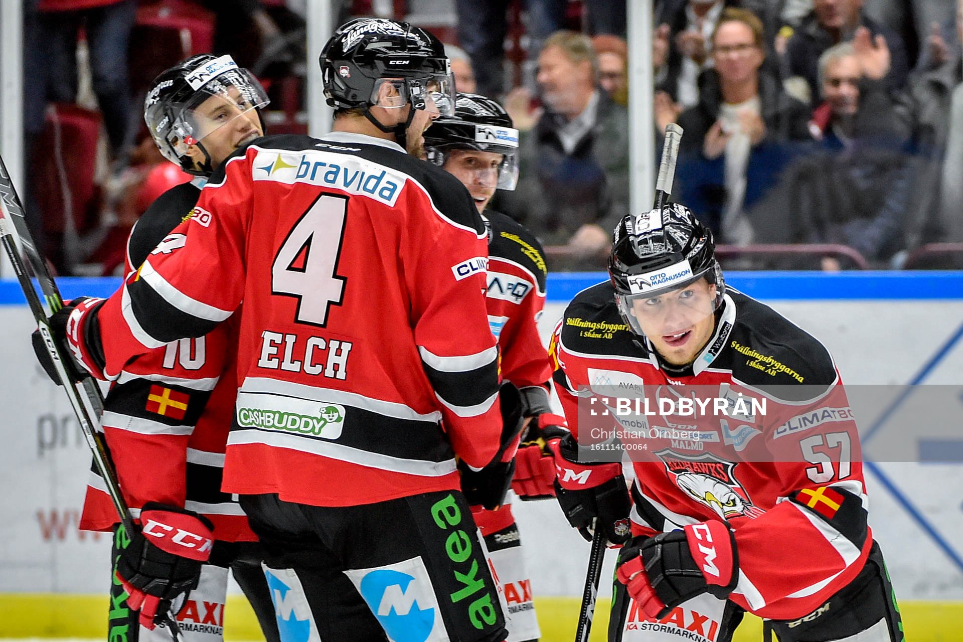 Malmö Redhawks Johan Ivarsson jublar med lagkamrater