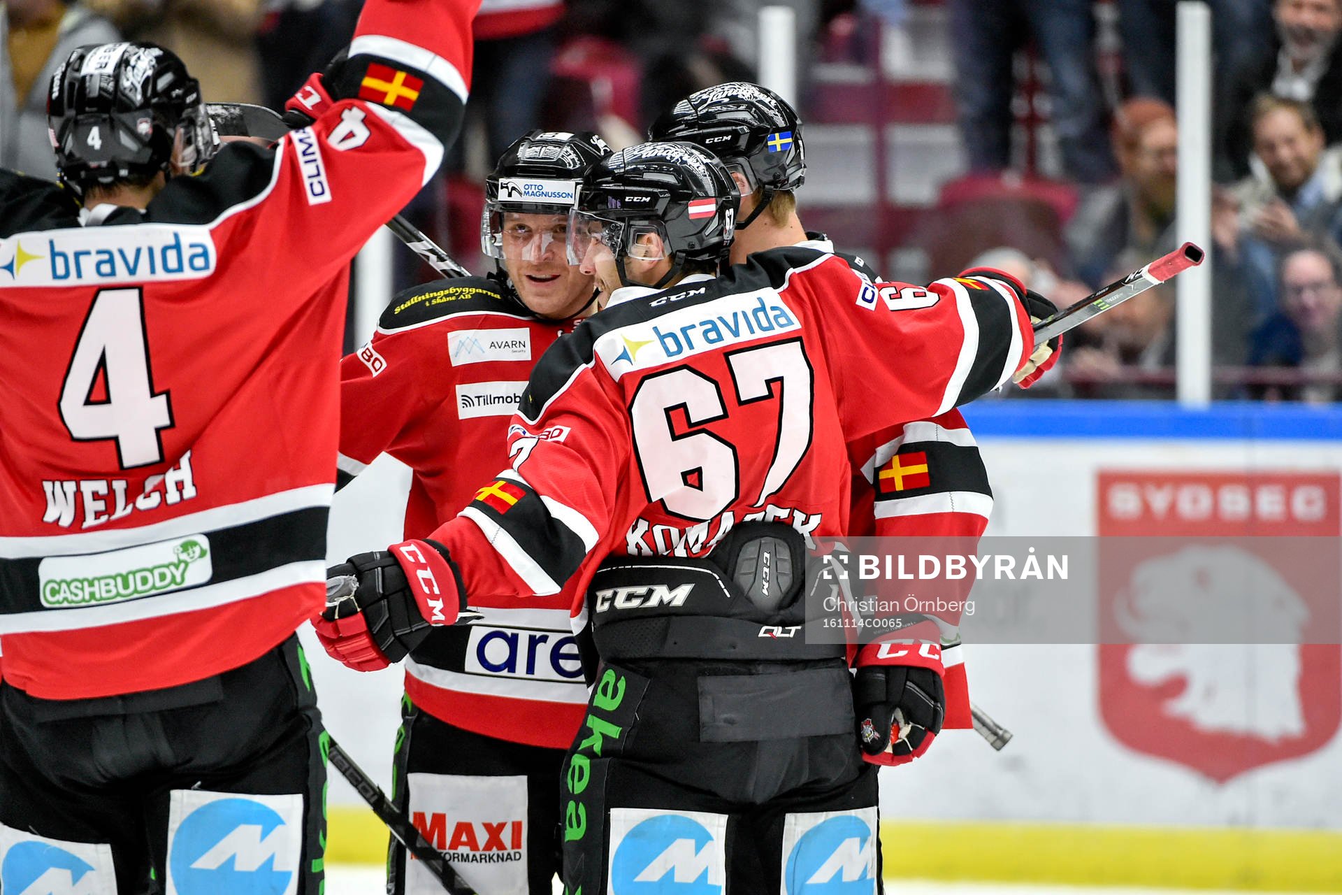 Malmö Redhawks Johan Ivarsson jublar med lagkamrater