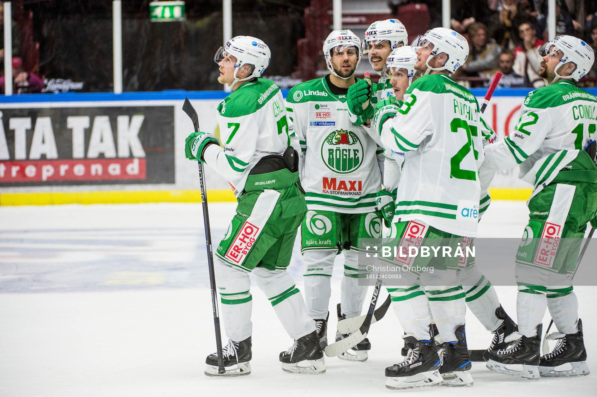 Rögles Patrik Cehlin till vänster jublar med lagkamraterna