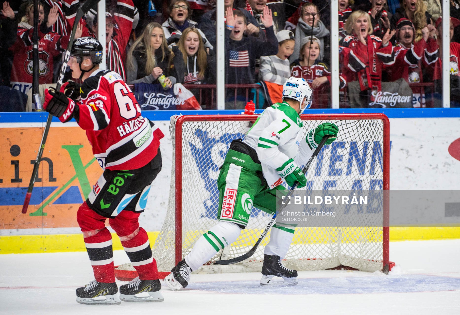 Rögles Patrik Cehlin försöker hindra Malmö Redhawks