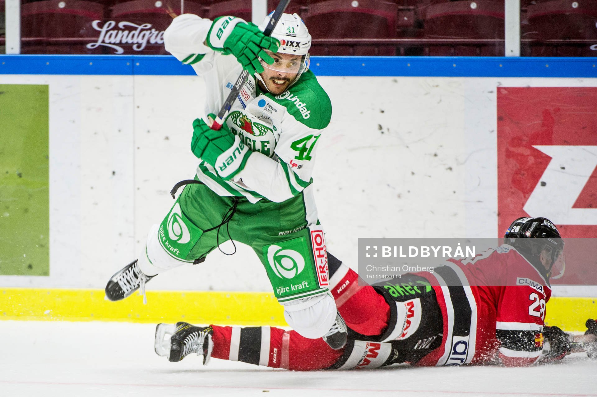 Malmö Redhawks Jens Olsson får Rögles Daniel Widing på