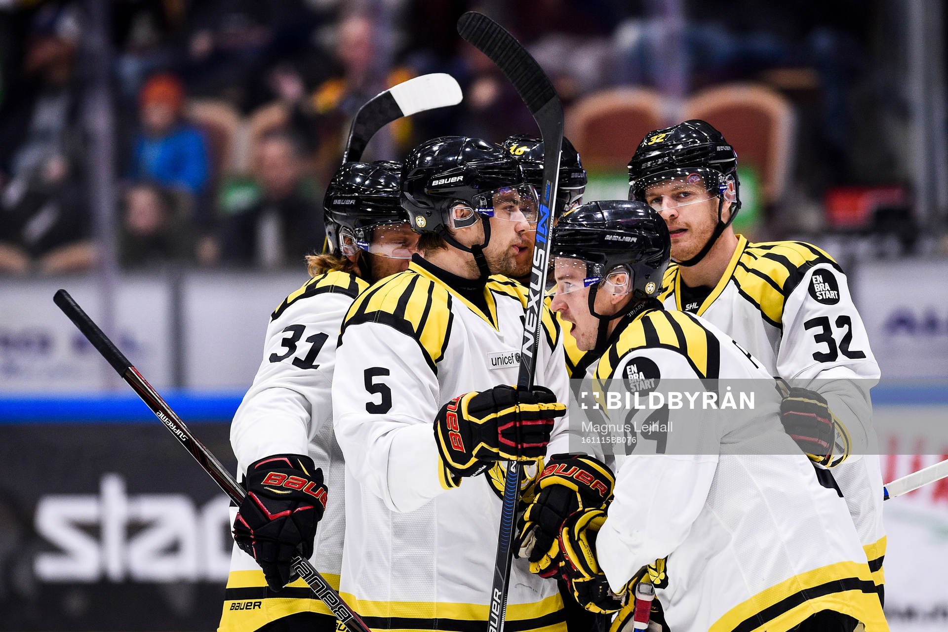 Brynäs Jonathan Pudas jublar med lagkamrater