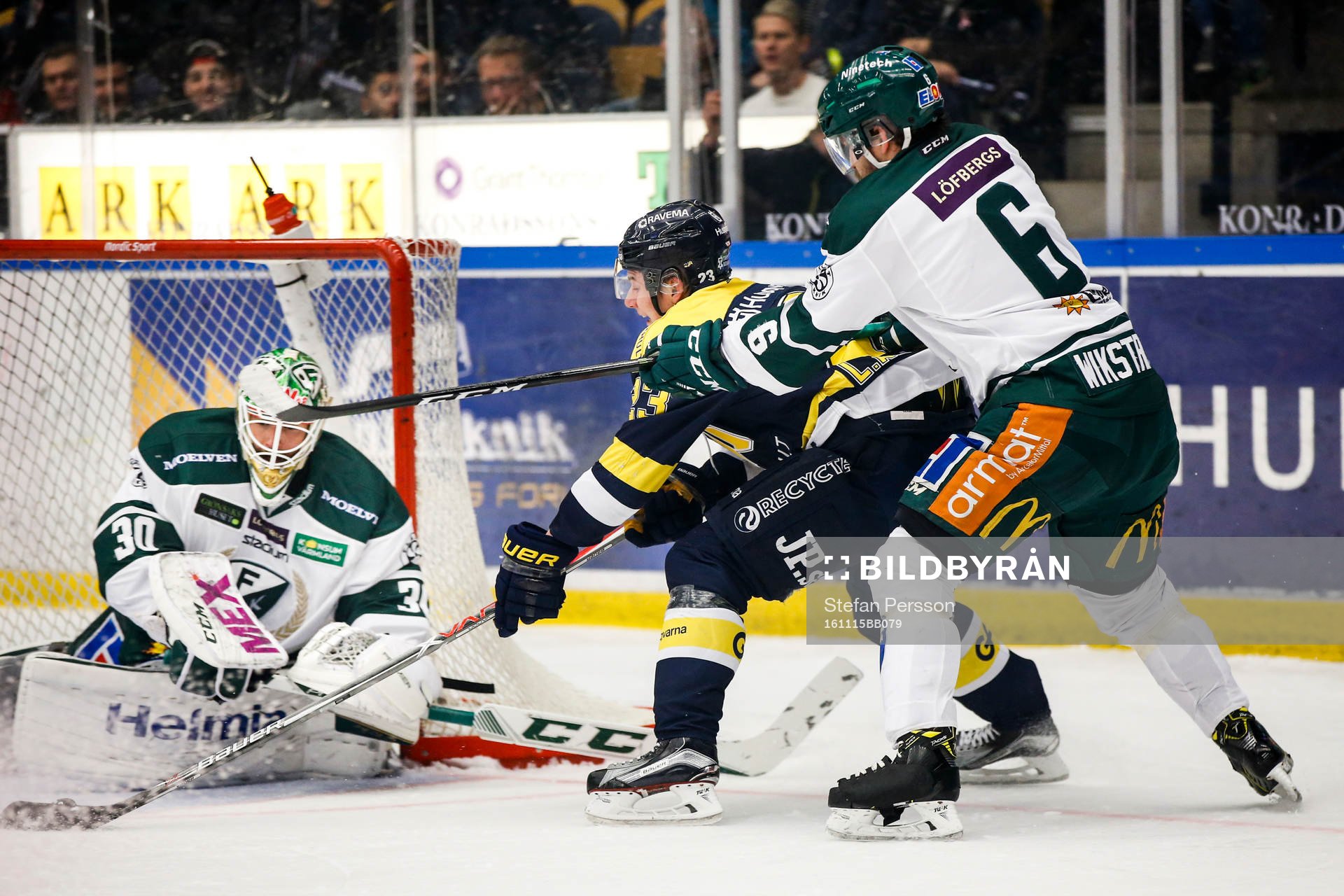 s Lias Andersson gör 1-0 bakom Färjestads målvakt Lars