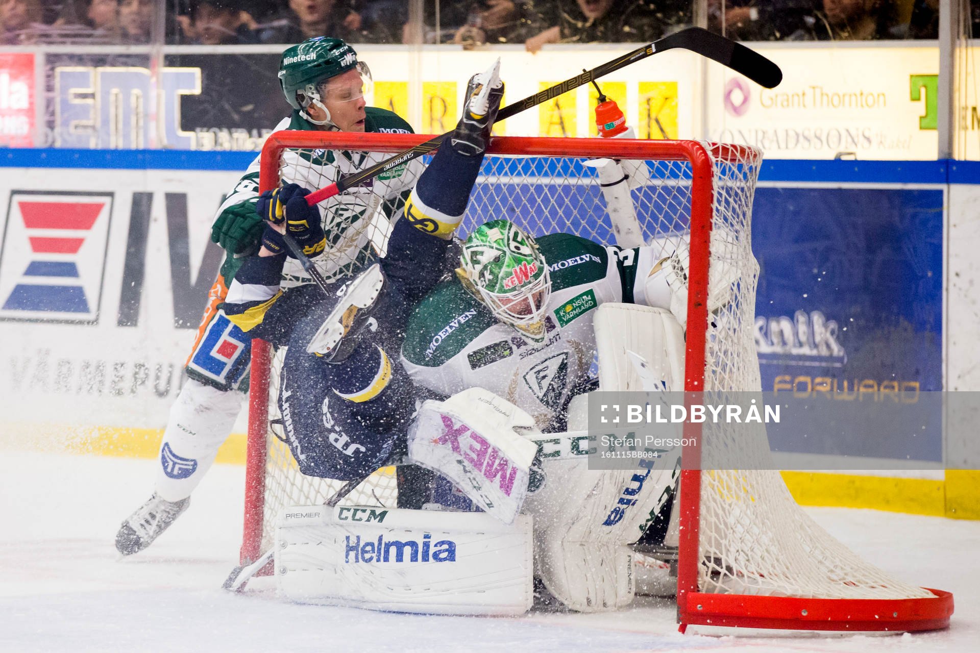 s Christoffer Törngren i Färjestads målvakt Lars Haugen