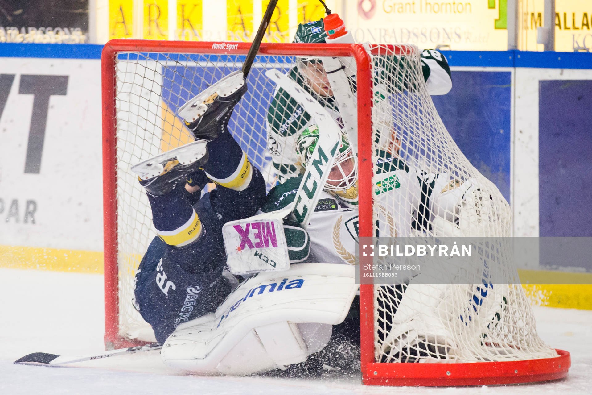 s Christoffer Törngren i Färjestads målvakt Lars Haugen