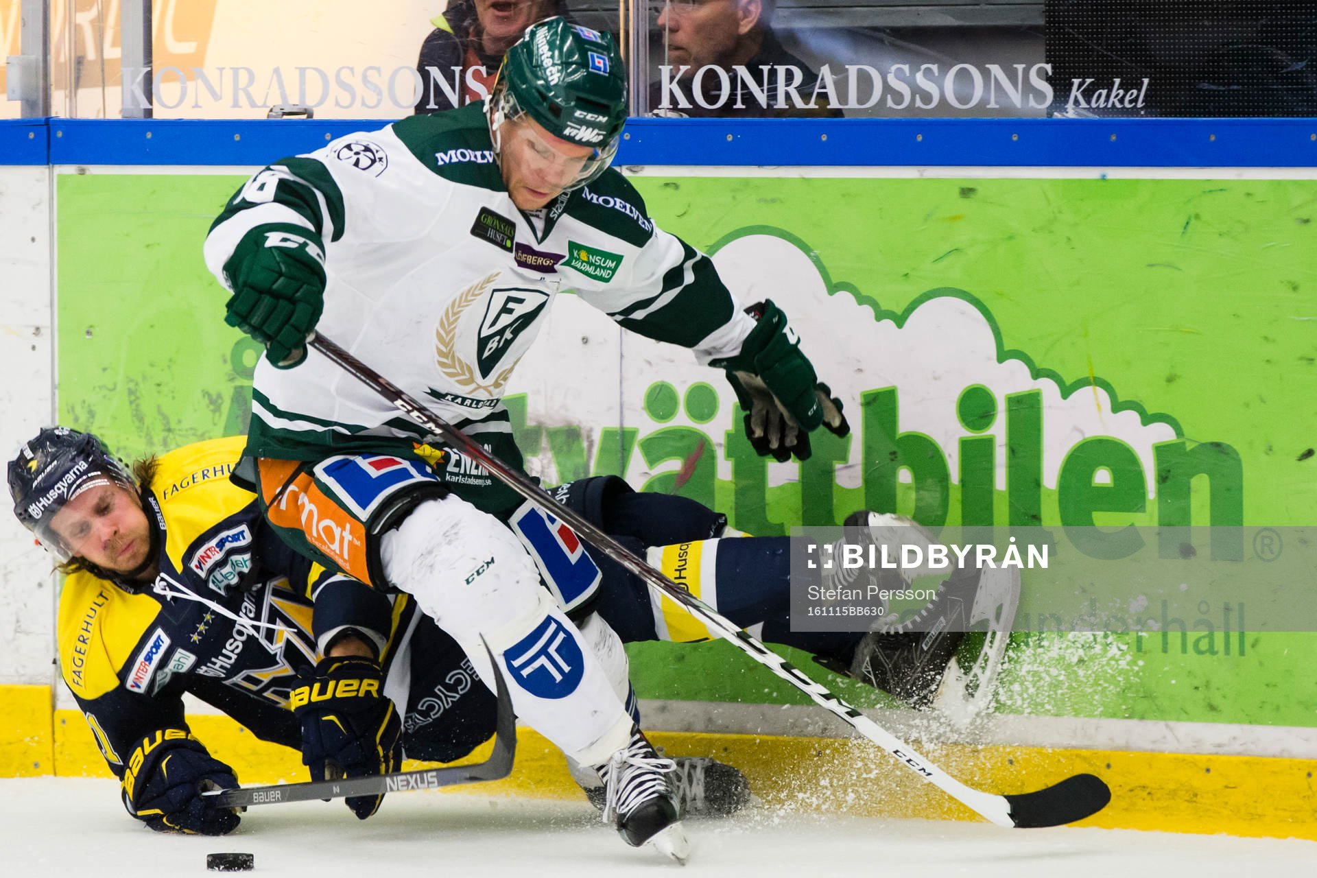 s Mattias Tedenby och Färjestads Andreas Jämtin i duell