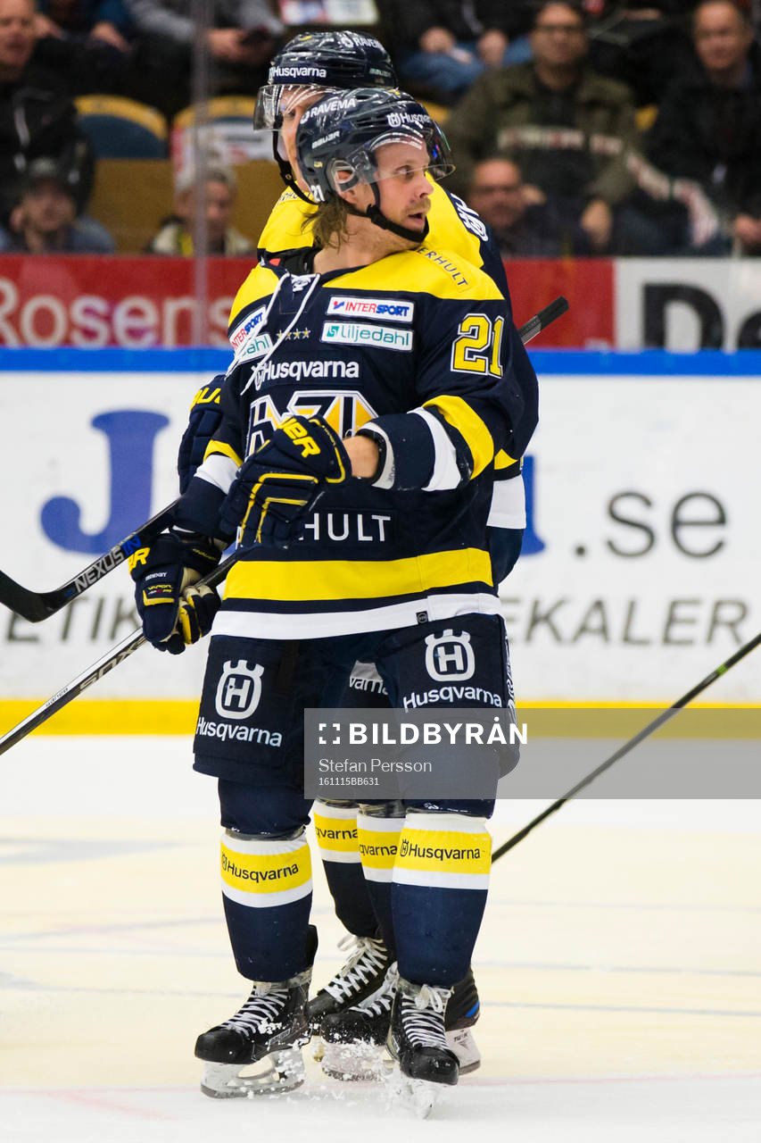 s Mattias Tedenby hålls tillbaka av Teemu Laine när han
