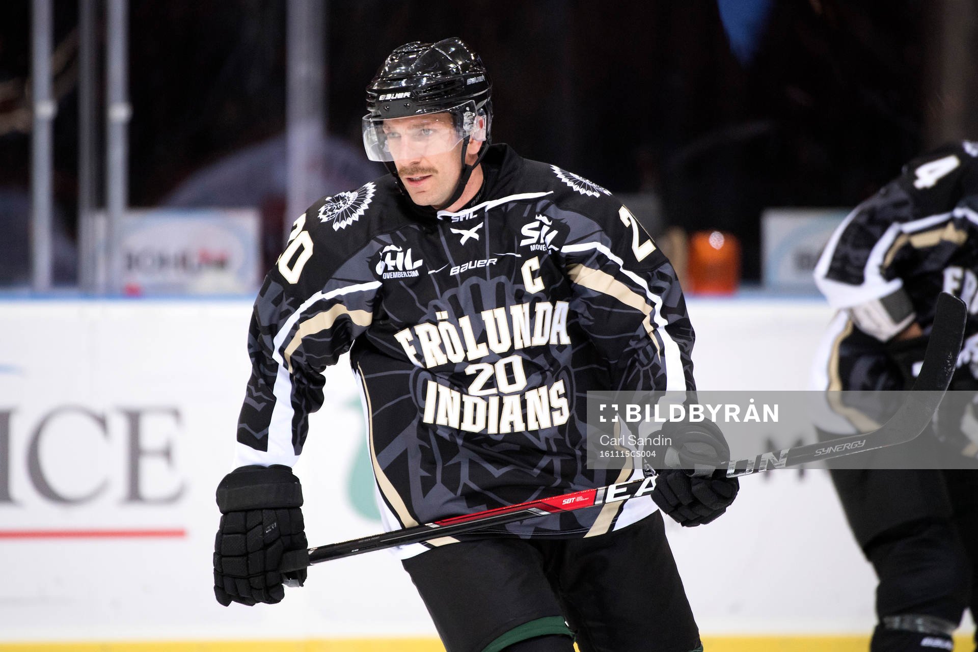 Frölundas Joel Lundqvist värmer upp innan ishockeymatchen