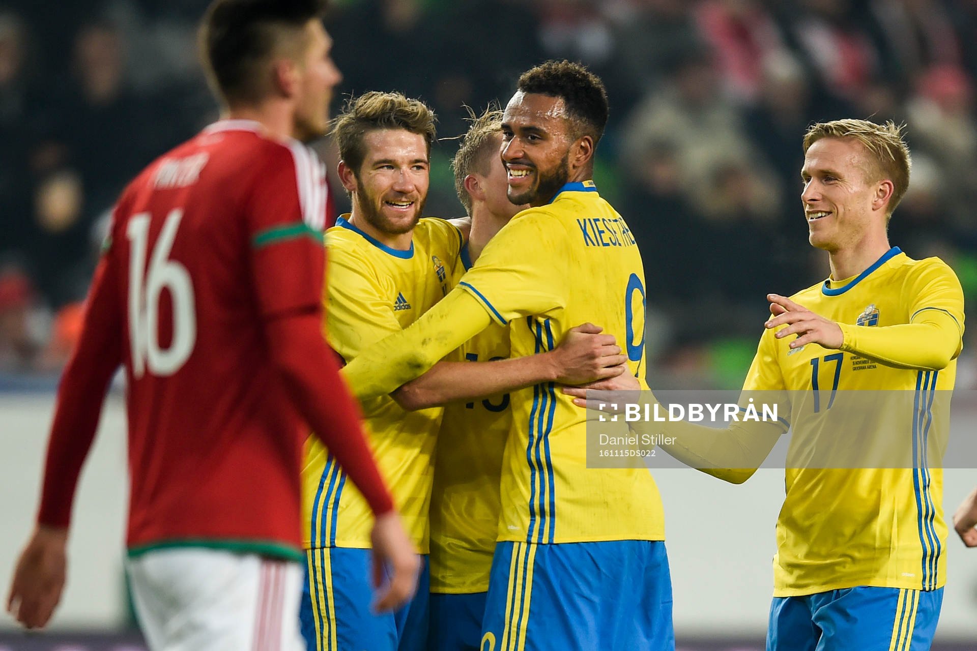 Sveriges Sam Larsson (m) kramas om av Marcus Rohdén och
