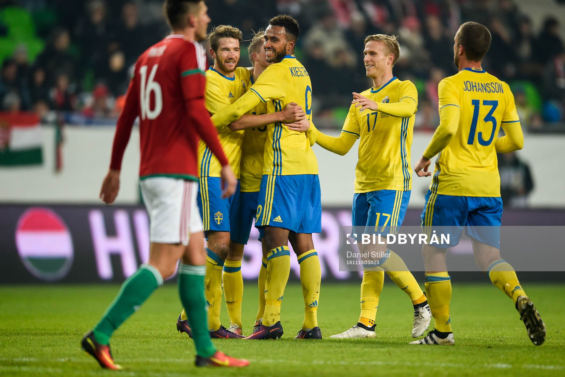 Sveriges Sam Larsson (m) kramas om av Marcus Rohdén och Isaac Kiese Thelin efter sitt 0-1 mål under en träningsmatch i fotboll mellan Ungern och Sverige den 15 november 2016 i Budapest.