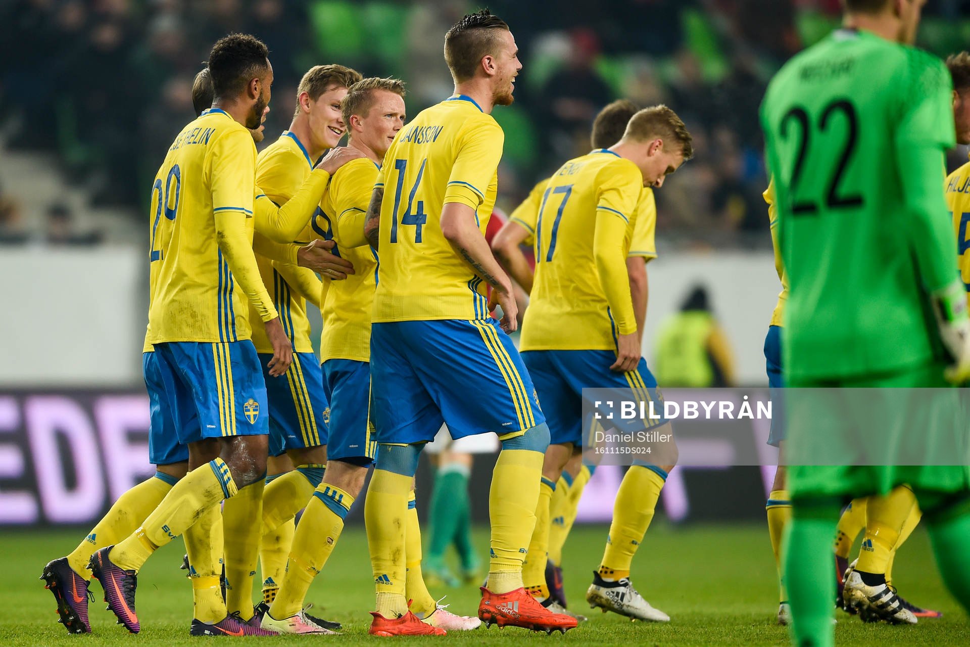 Sveriges Sam Larsson (m) jublar med lagkamrater
