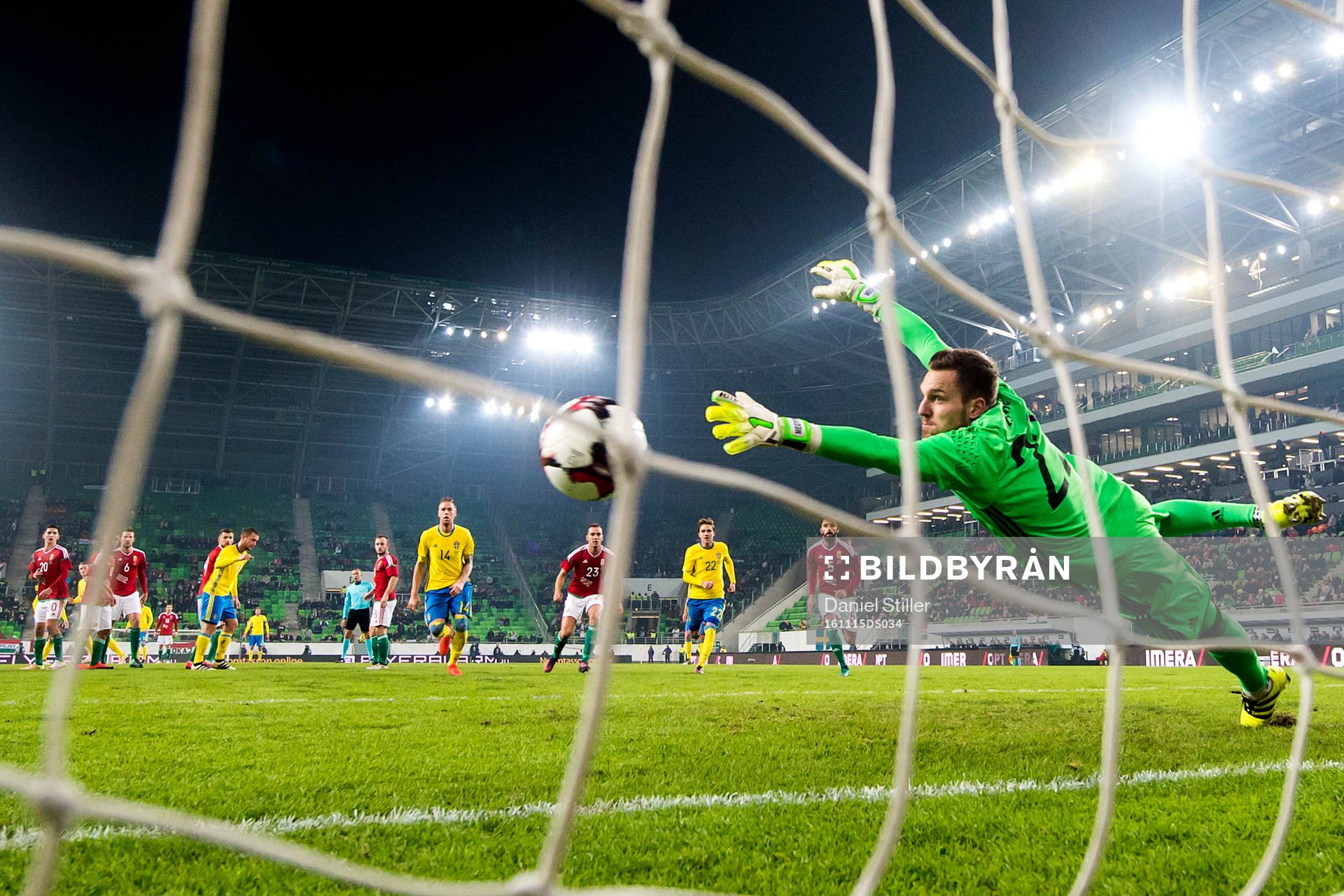 Sveriges Sam Larsson gör 1-0 bakom Ungerns målvakt Balazs
