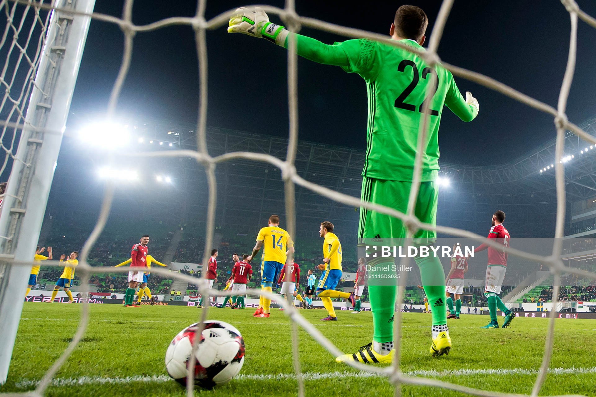 Sveriges Sam Larsson gör 1-0 bakom Ungerns målvakt Balazs