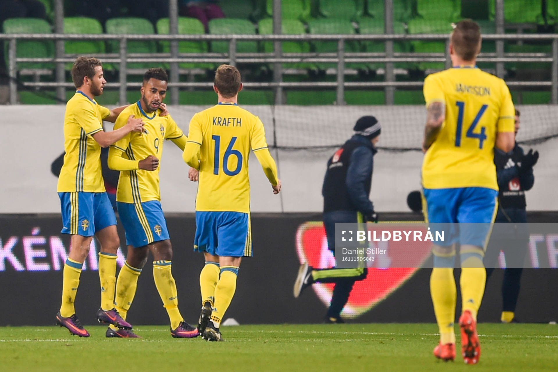 Sveriges Marcus Rohdén och Emil Krafth jublar ihop med Isaac Kiese Thelin efter att han gjort 0-2 under en träningsmatch i fotboll mellan Ungern och Sverige den 15 november 2016 i Budapest.