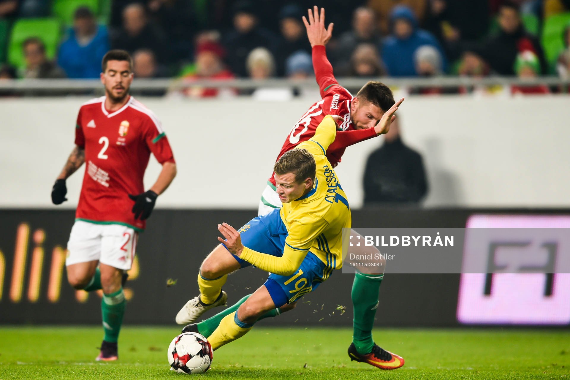 Sveriges Viktor Claesson i kamp med Ungerns Krisztian Nemeth under en träningsmatch i fotboll mellan Ungern och Sverige den 15 november 2016 i Budapest.