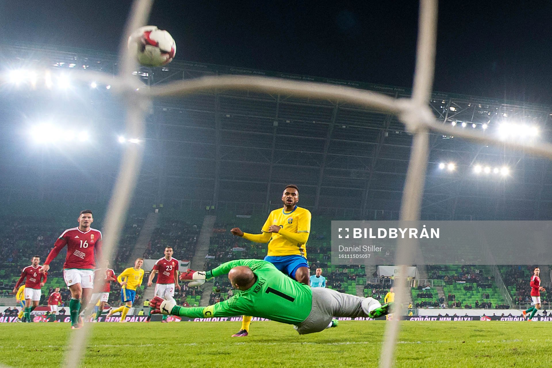 Sveriges Isaac Kiese Thelin överlistar Ungerns målvakt
