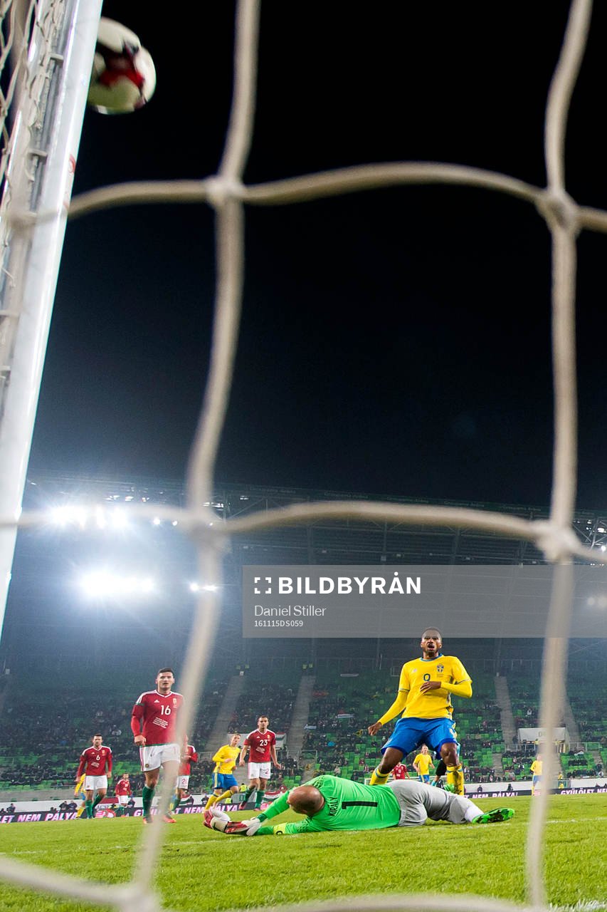 Sveriges Isaac Kiese Thelin träffar stolpen