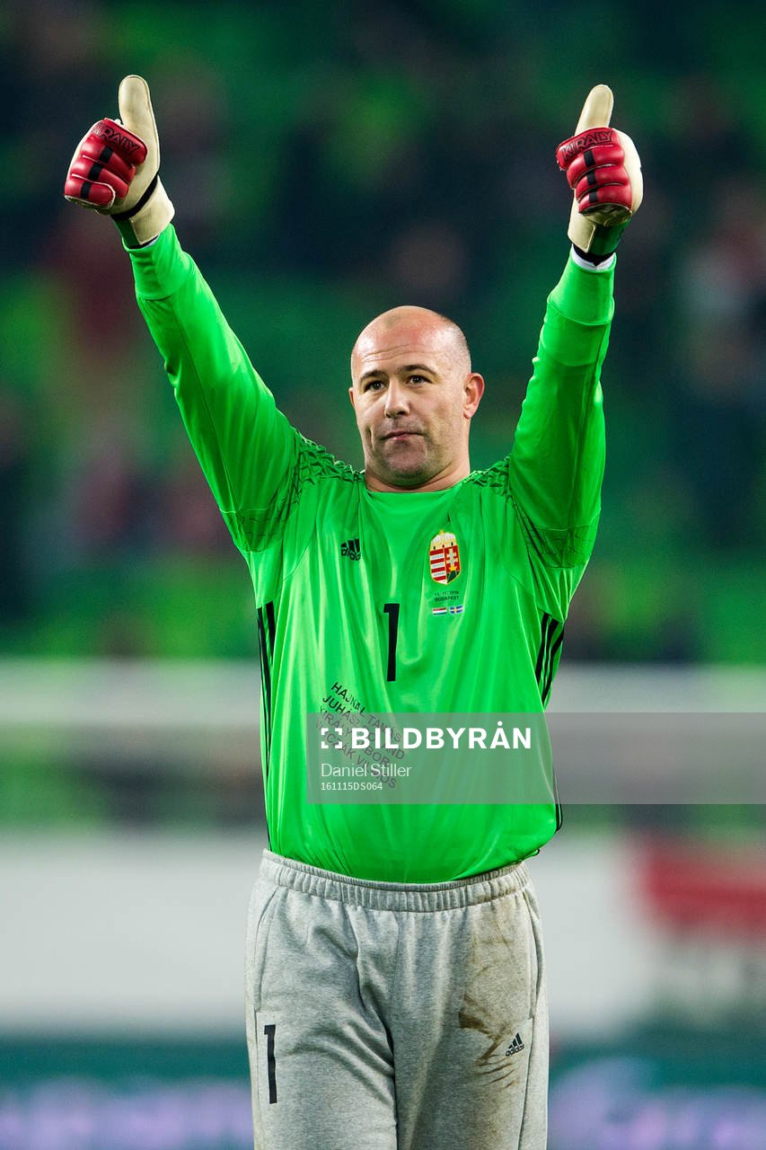 Ungerns målvakt Gabor Kiraly tackar publiken